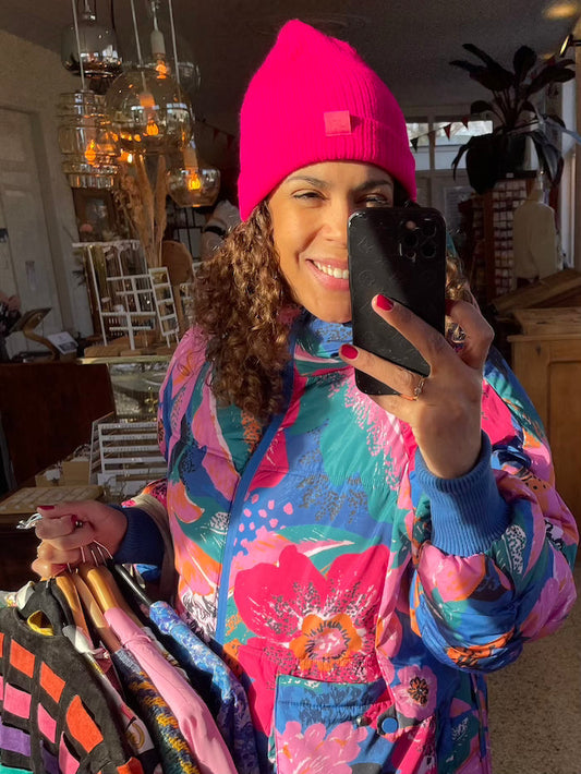 Vrouw in kleurrijke kleding