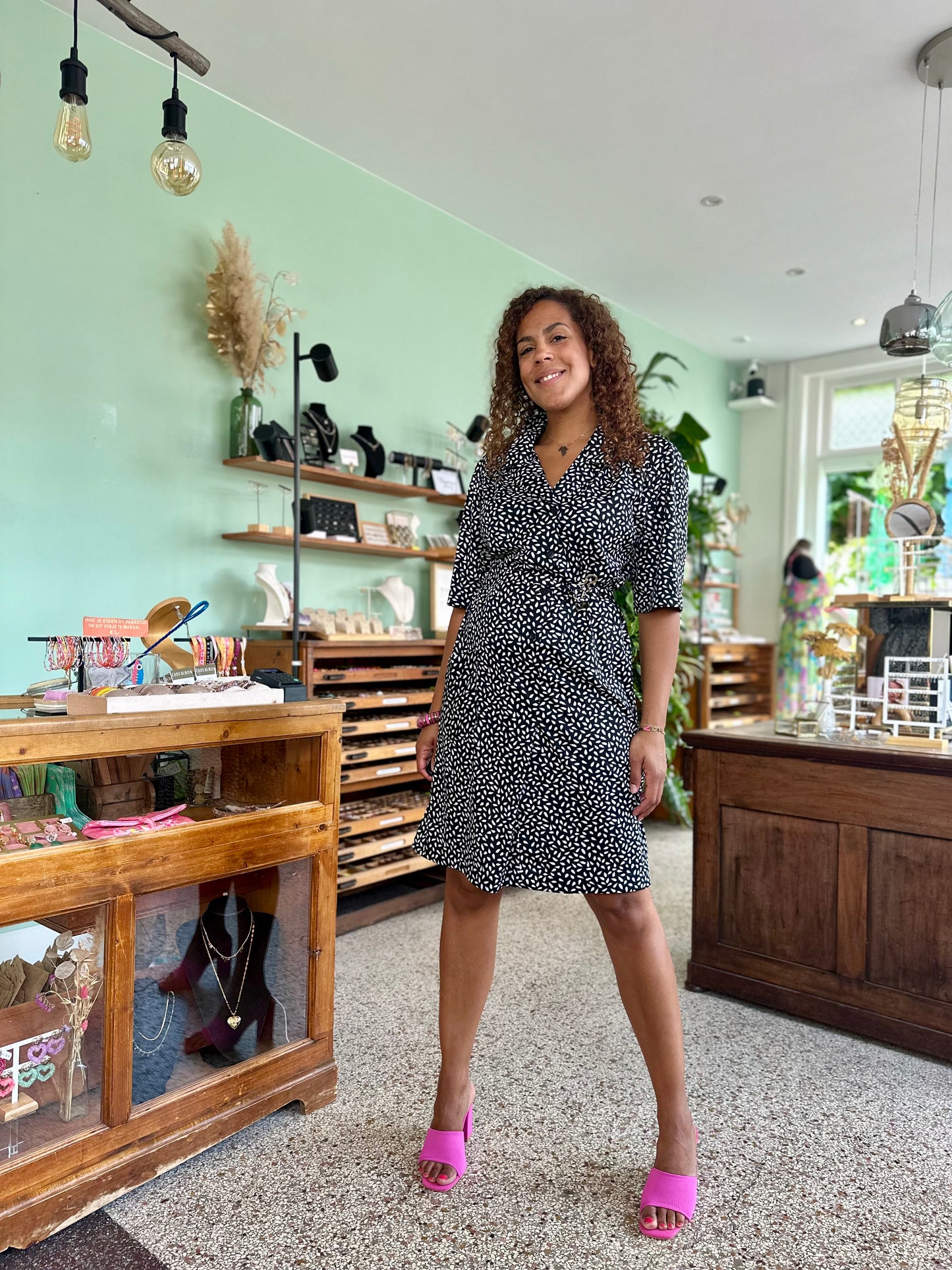 Vintage midi jurk in zwart wit print van polyester met ceintuur