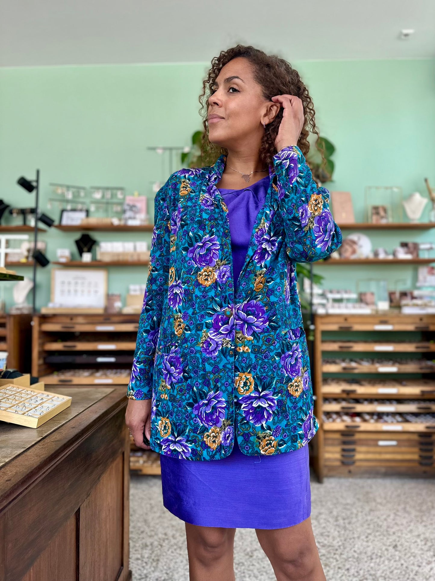 Vintage zomer blazer van soepel rayon, blauw met diep paarse bloemen print