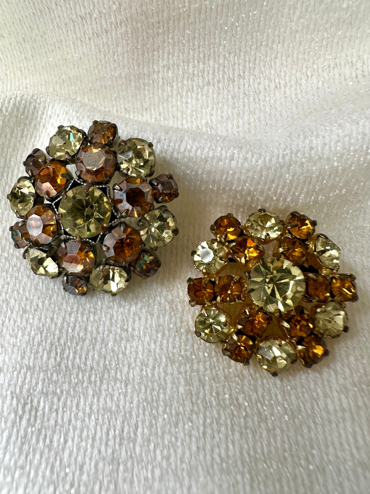 Vintage ronde broche met amberkleurige strass - M
