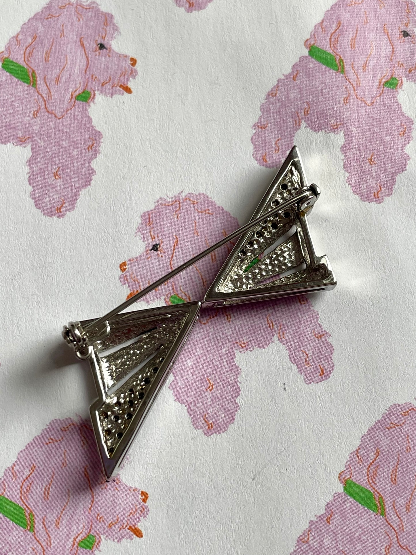 Zilverkleurige strik broche