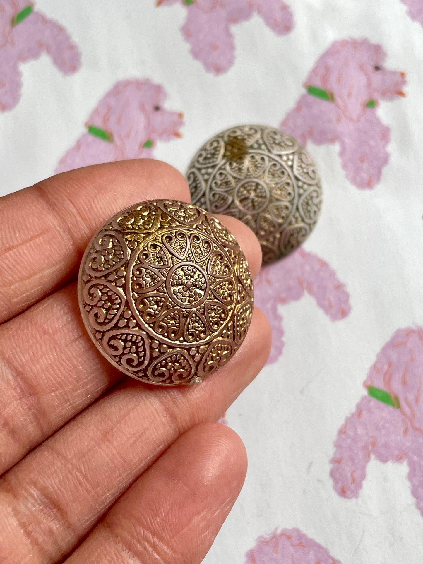 Vintage gouden epoxy oorbellen met hartjes