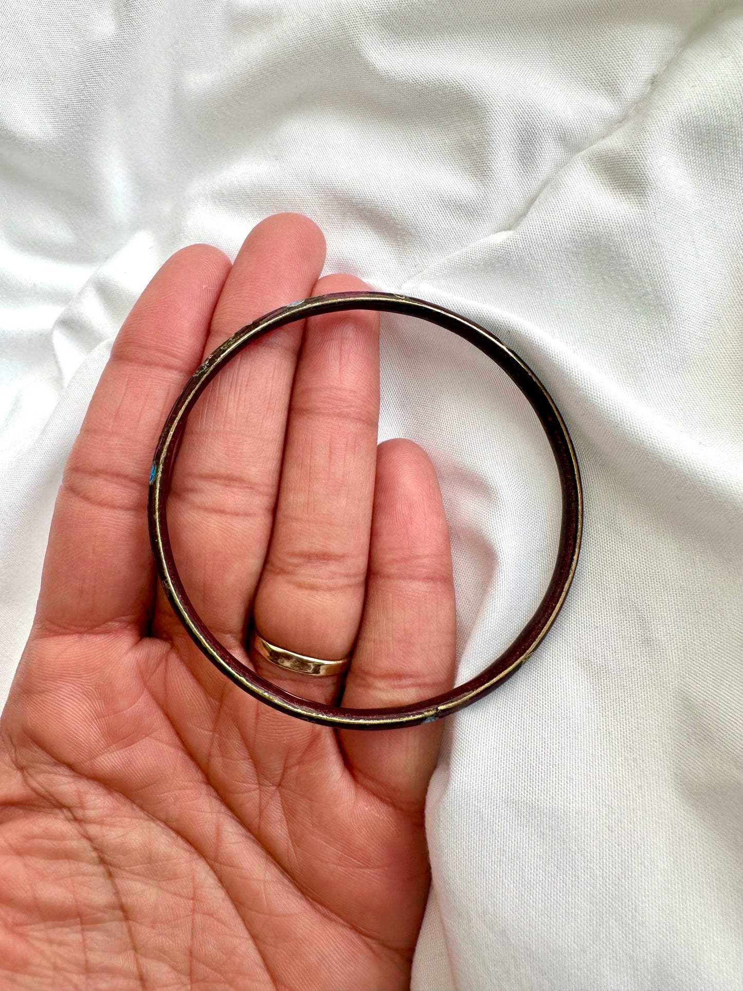 Vintage burgundy bangle met sierlijke bloemen