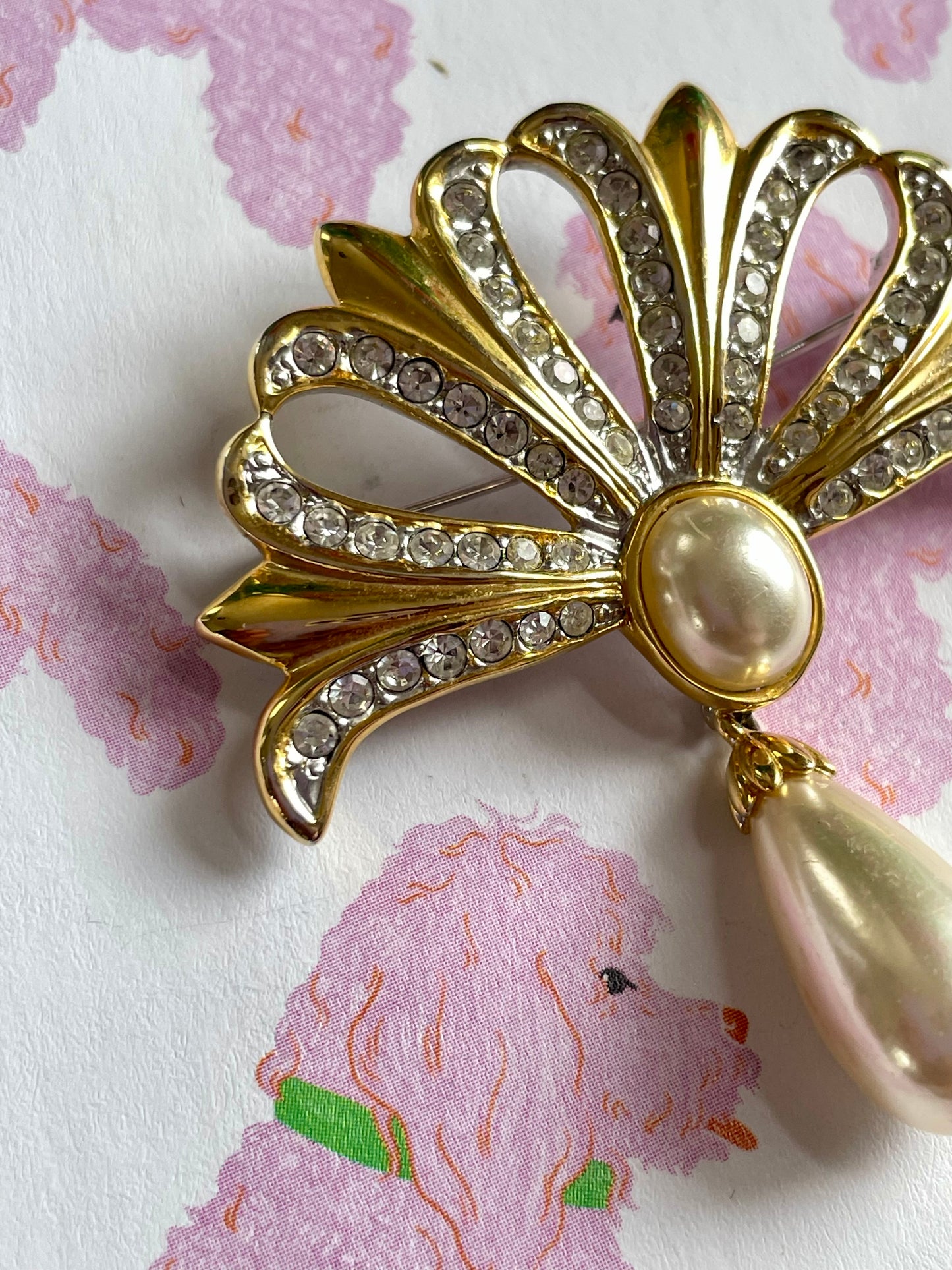 Vintage goudkleurige faux parel waaier broche