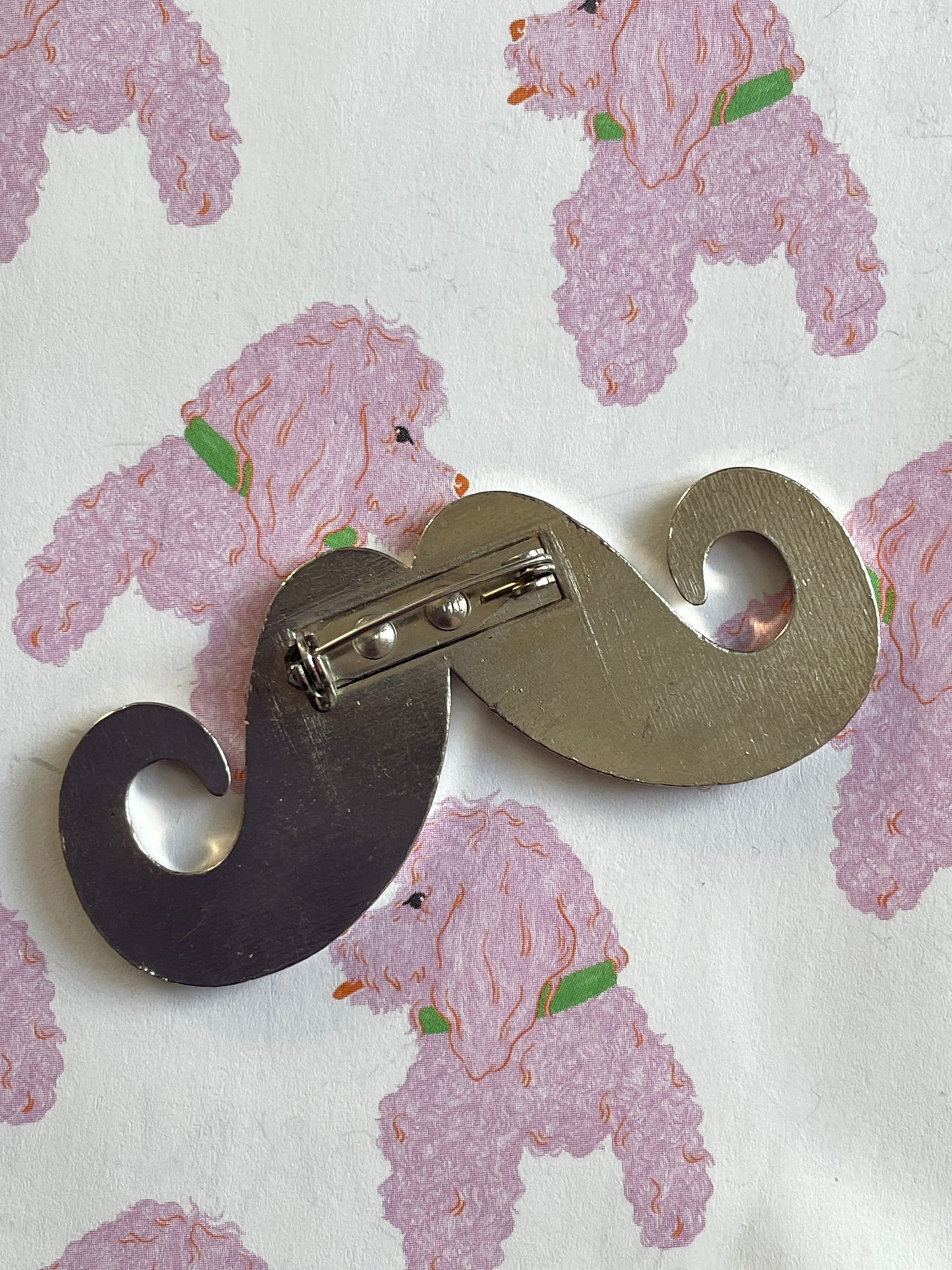 Preloved snorren broche