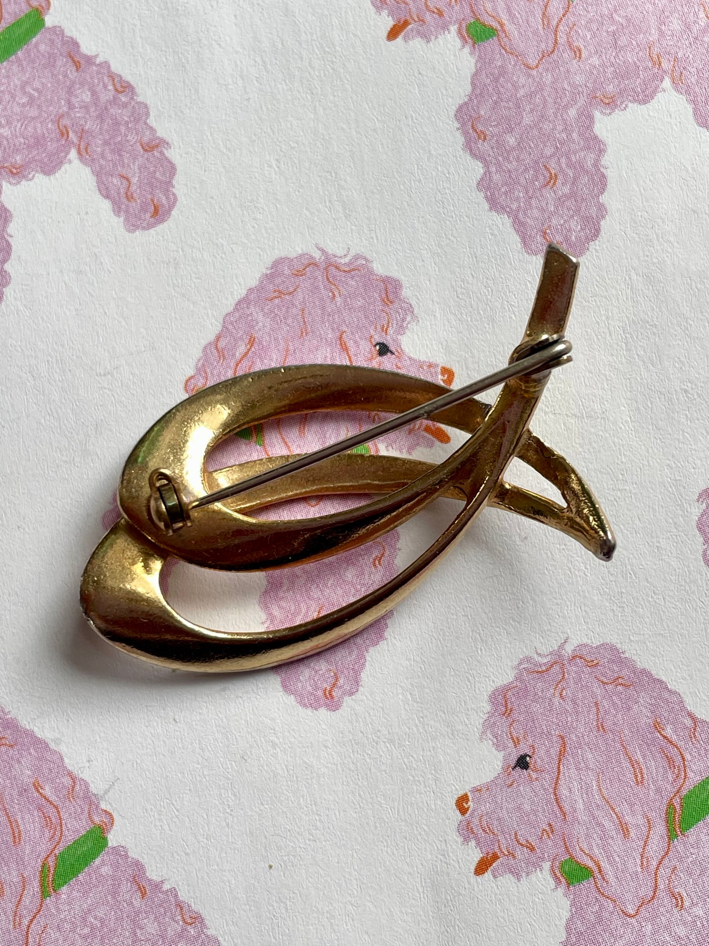 Vintage broche met abstracte krul