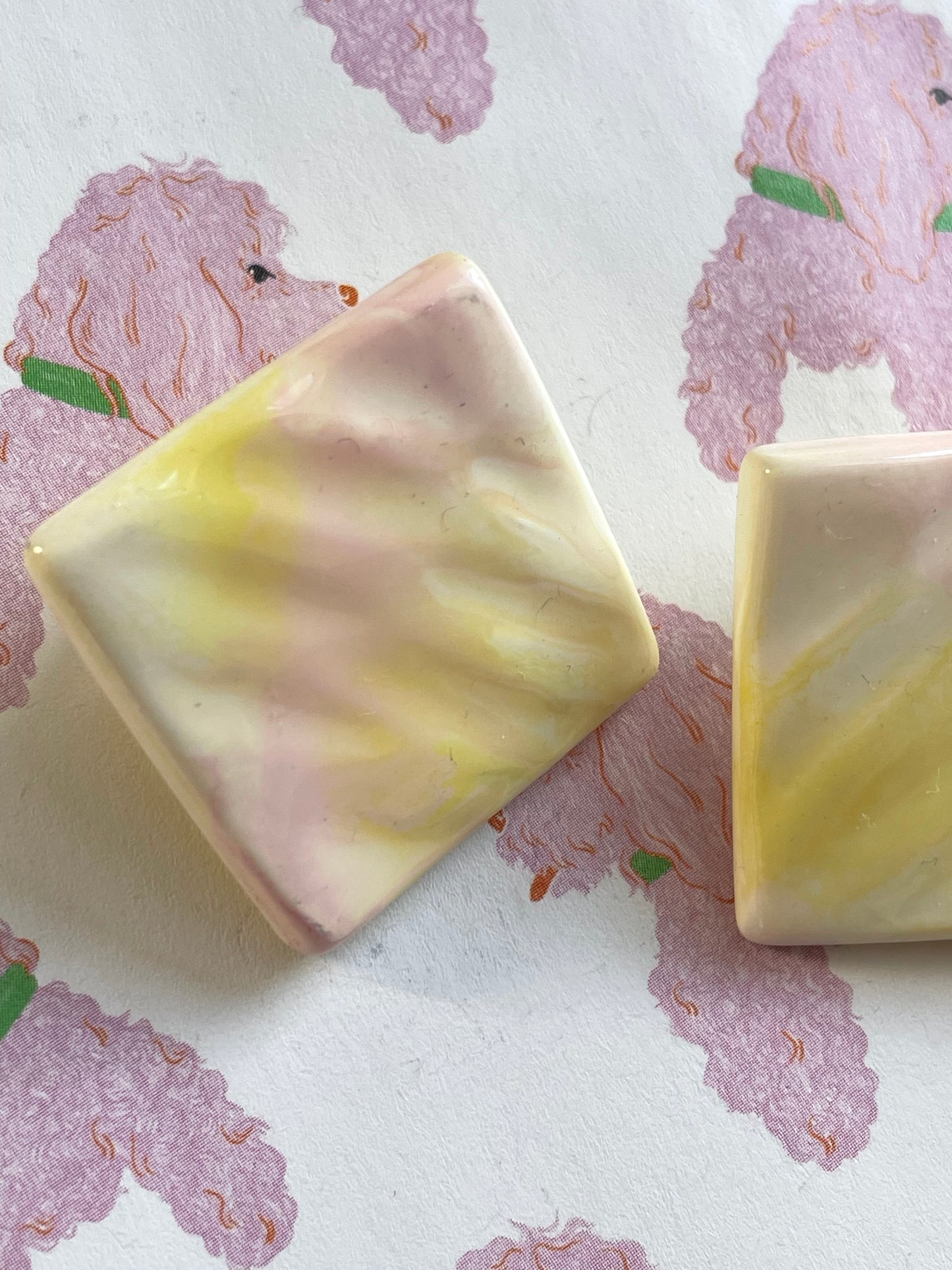Vierkante ombre oorbellen geel-roze