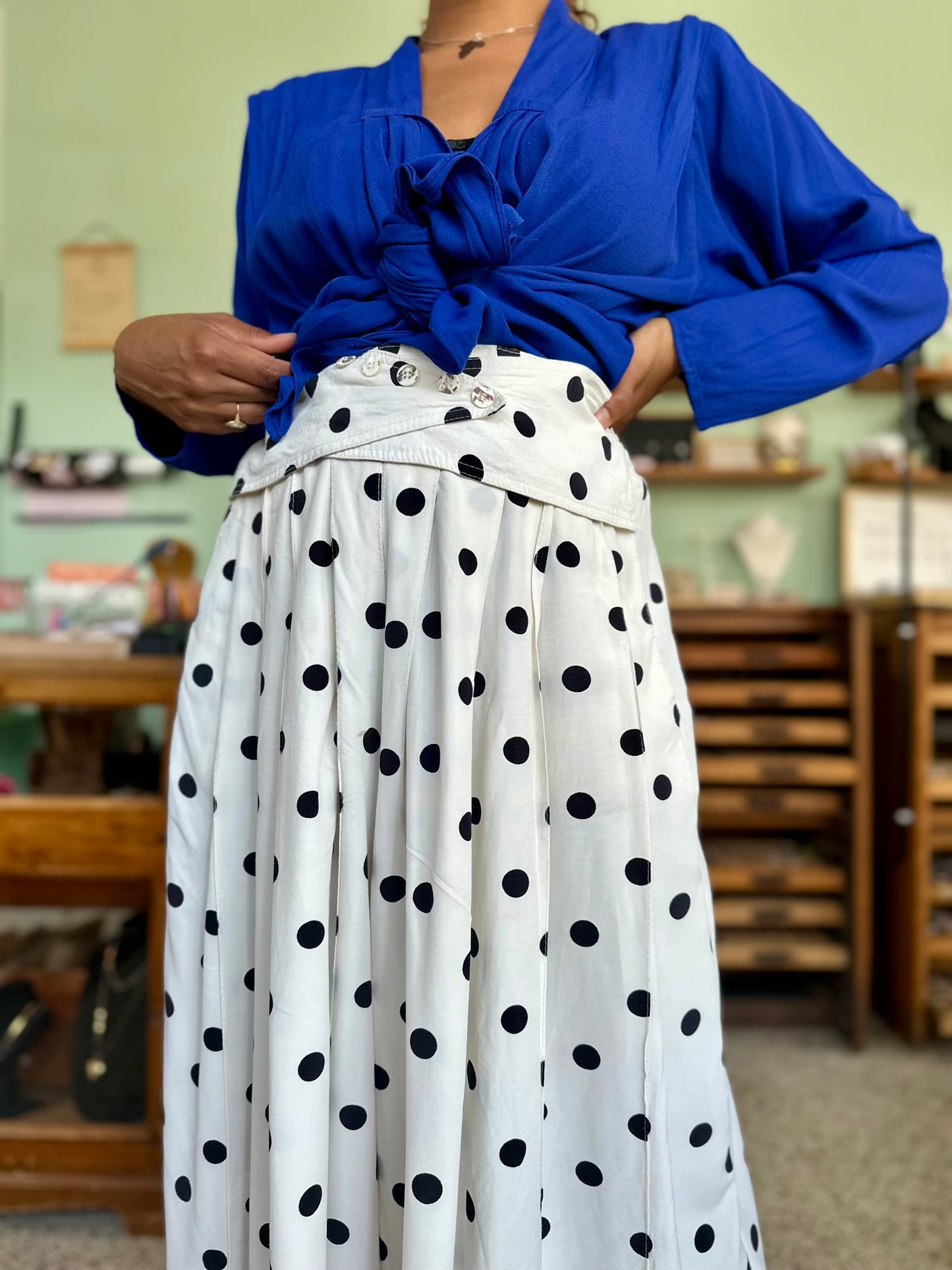 Detailshot van de sluiting van de vintage culotte ter hoogte van de taille