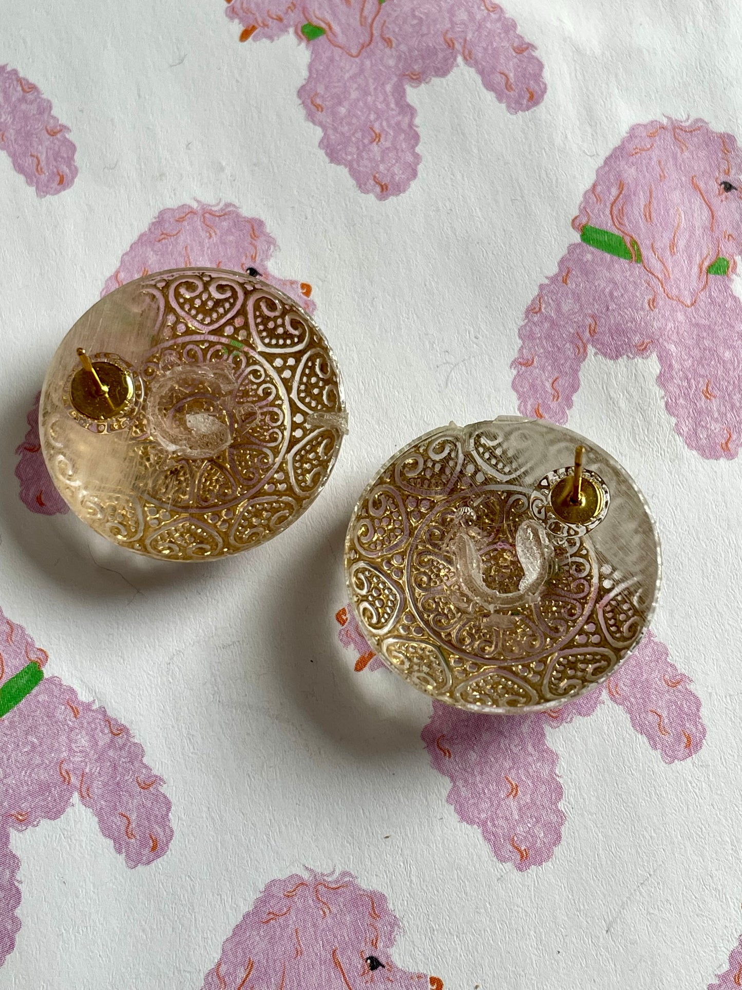 Vintage gouden epoxy oorbellen met hartjes