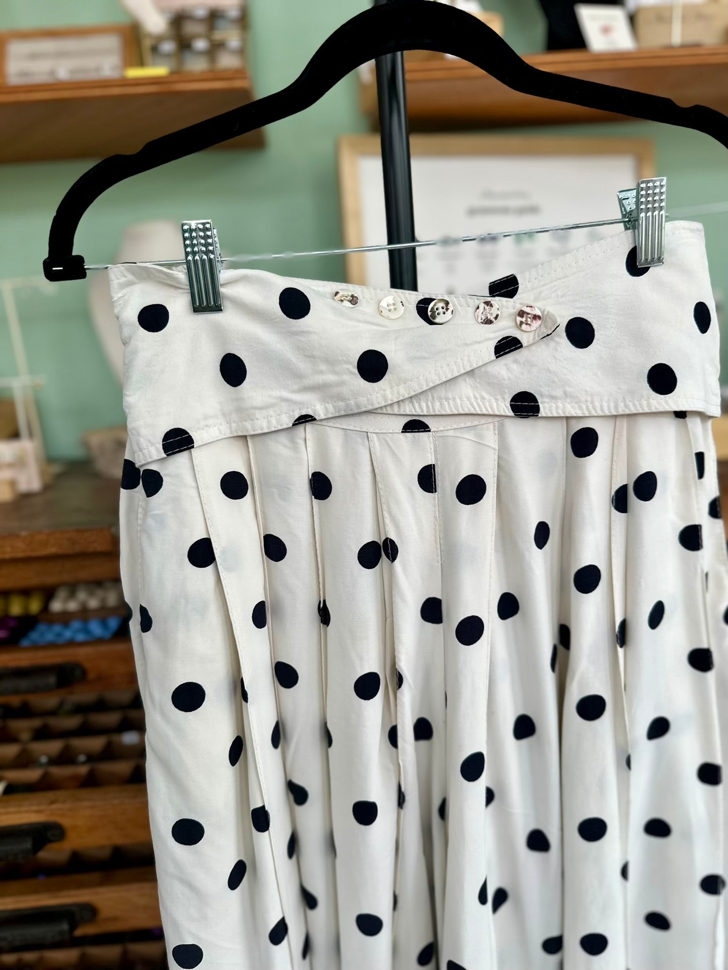 Close-up van de sluiting en elastische taille van de vintage culotte met polka dot patroon