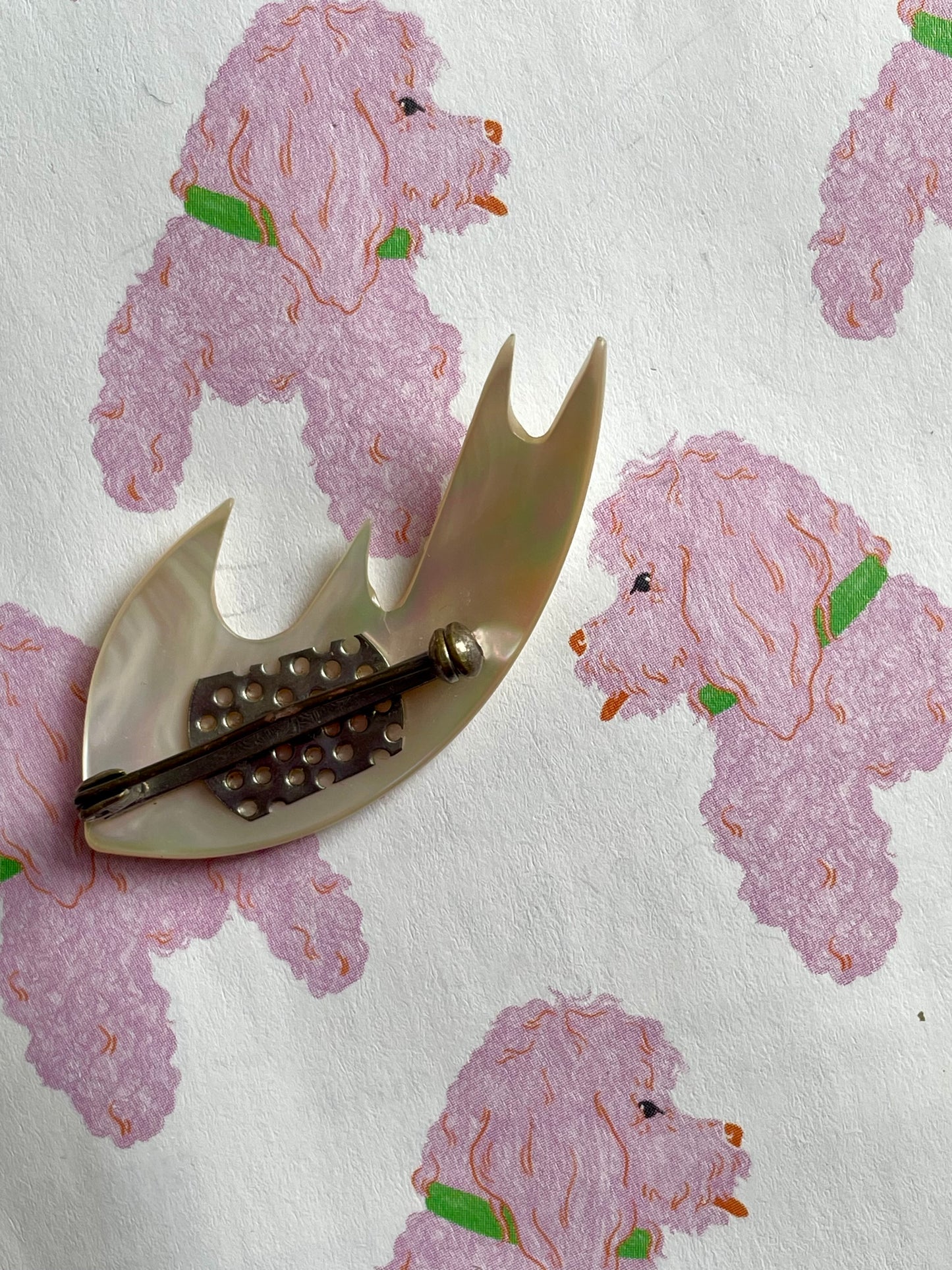 Abstracte parelmoer broche