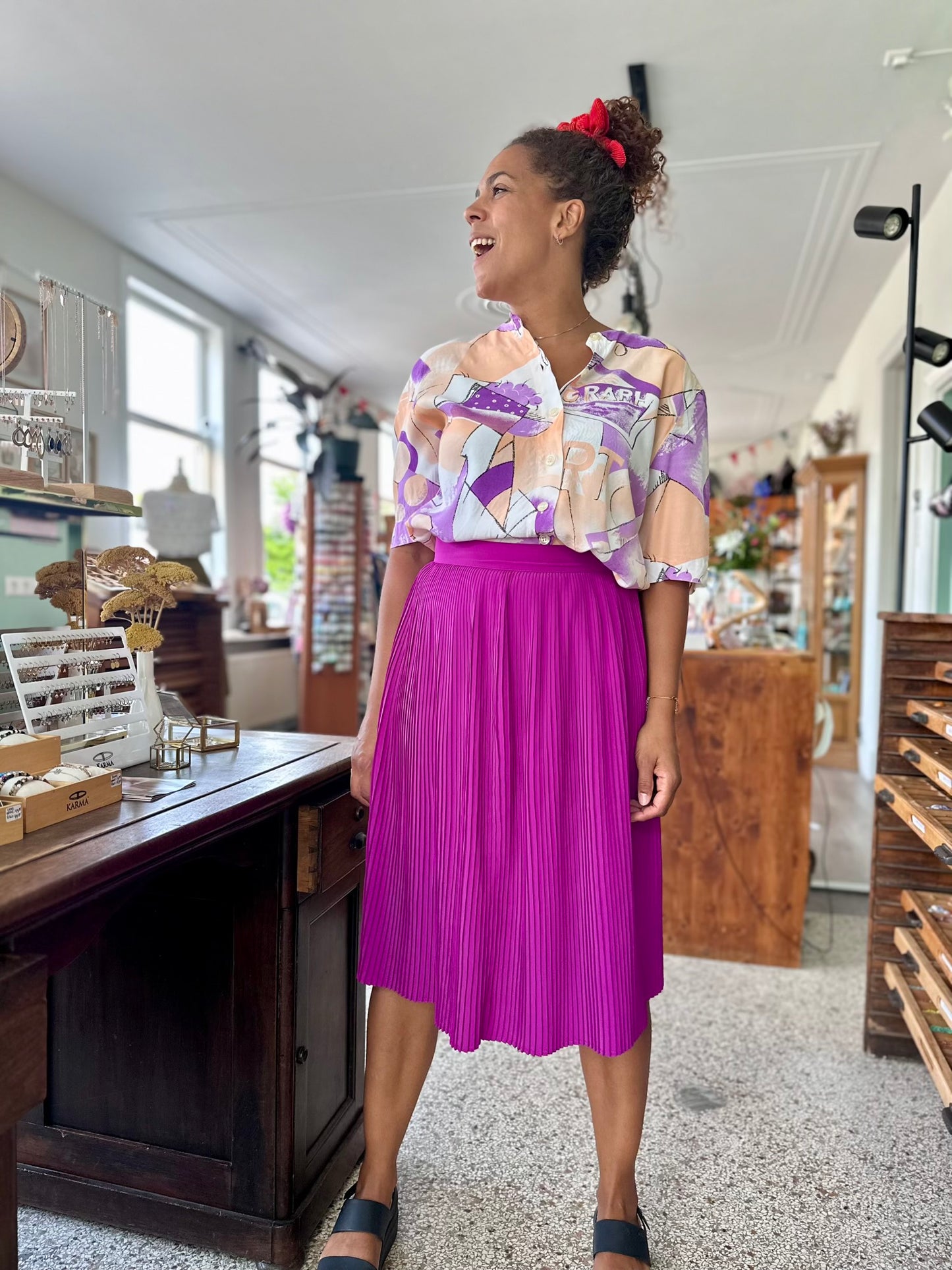 Vintage fuchsia of violet rokje met lichte plooien tot de knie
