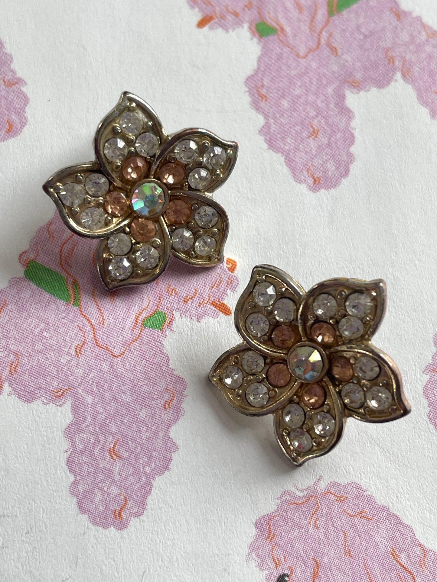 Bloemen oorstekers met strass