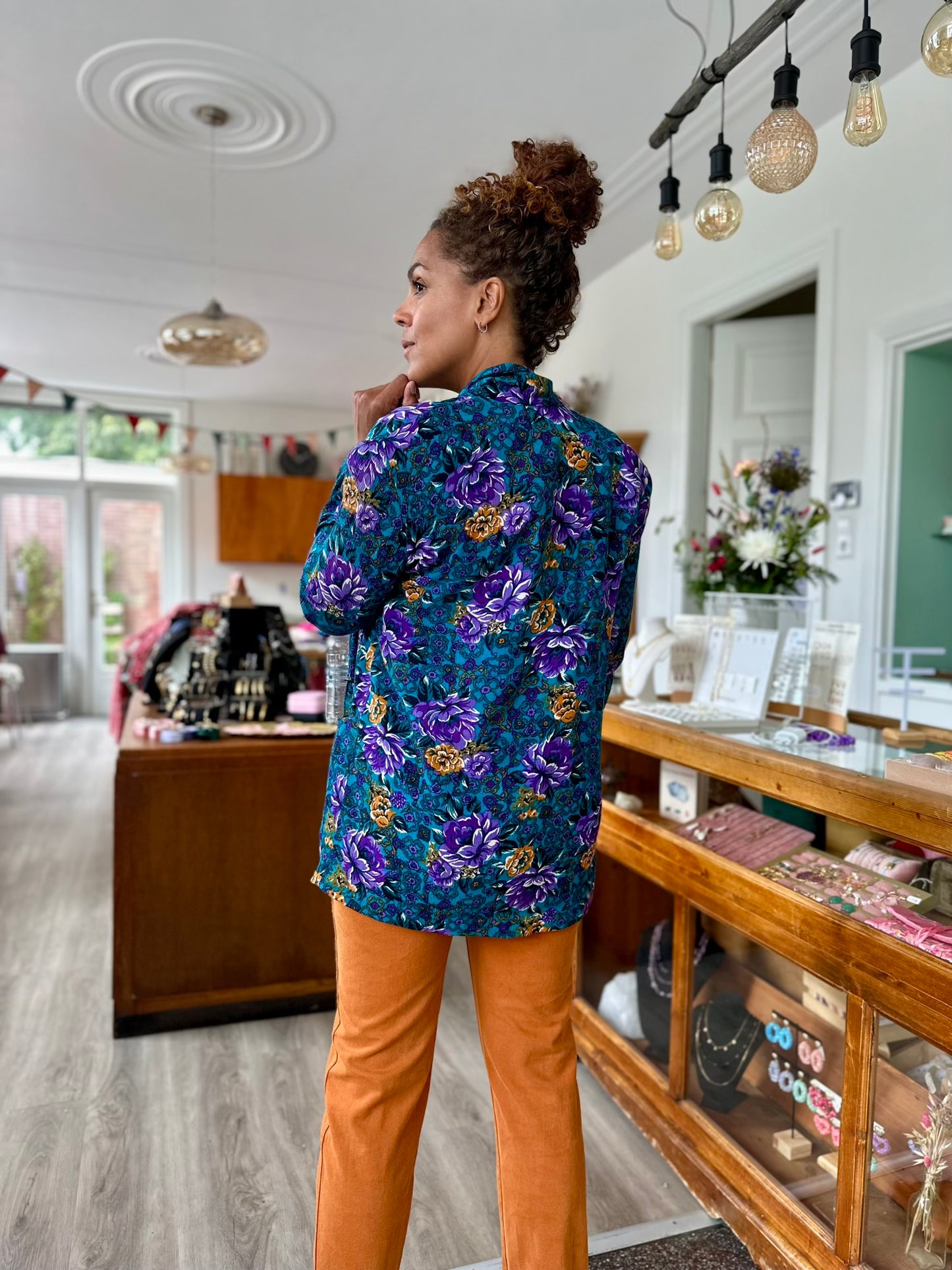 Achterkant van vintage zomer jasje blauw met bloemen