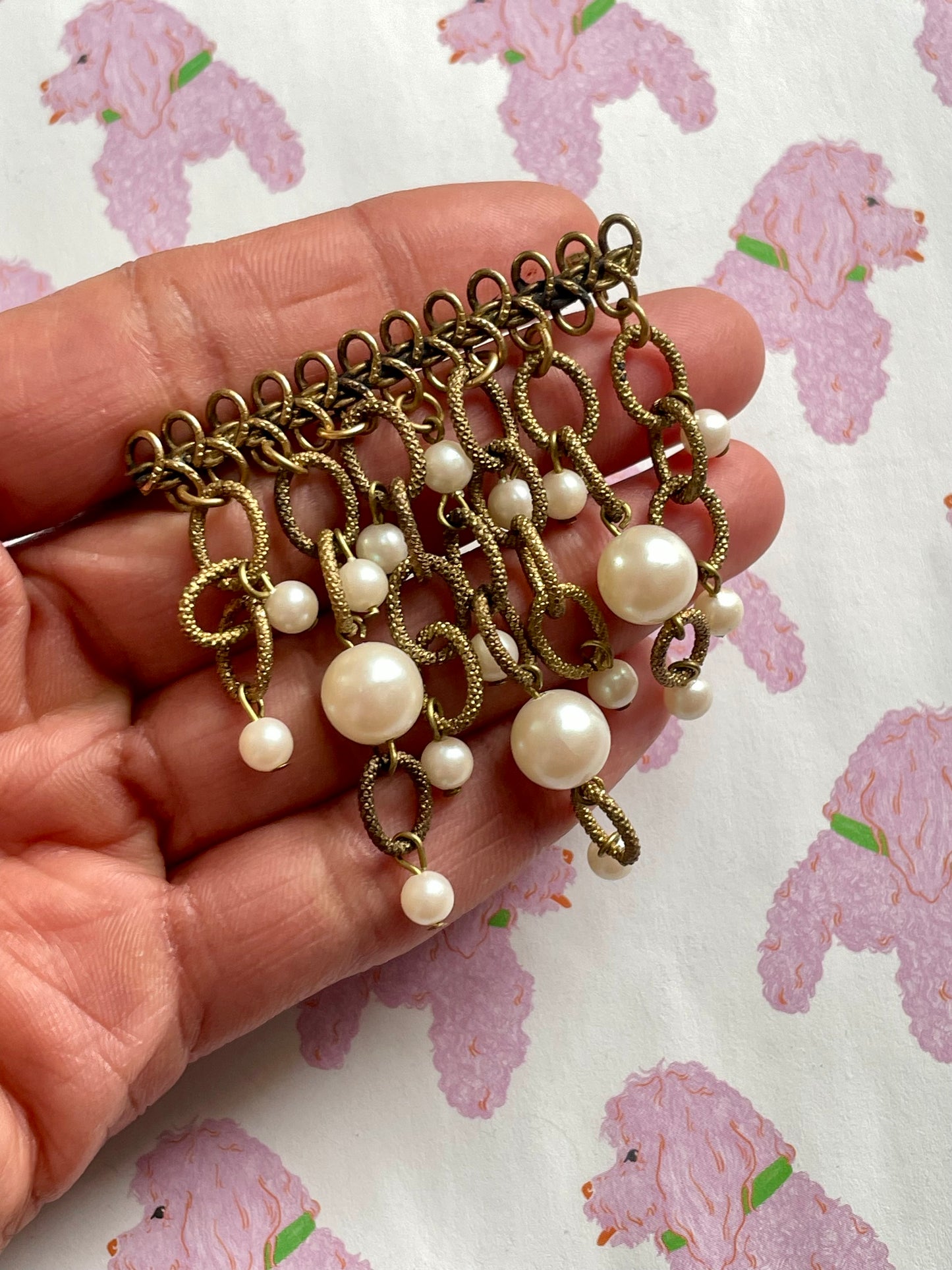 Vintage broche met hangende faux parels