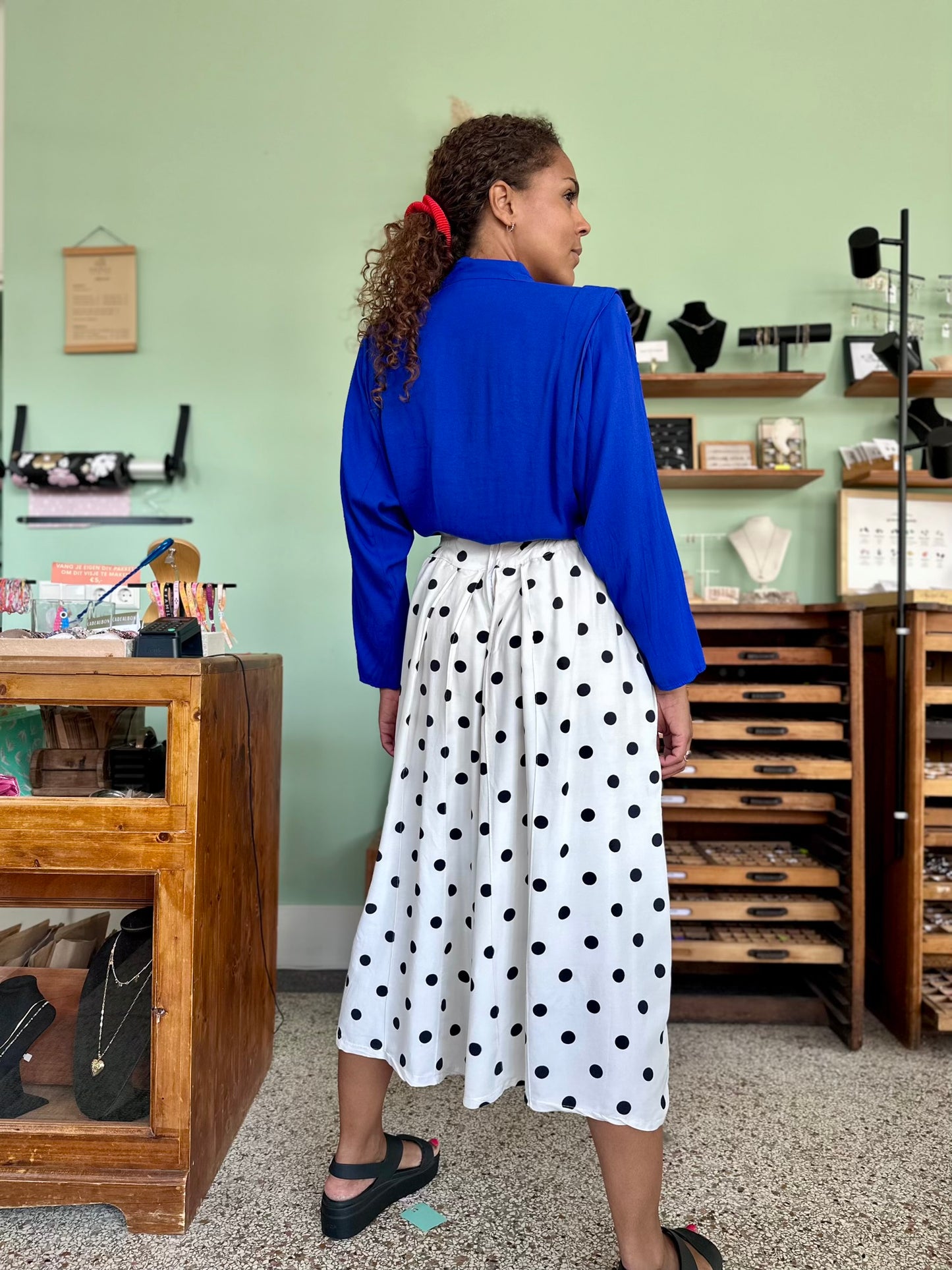 Achterkant van de vintage broekrok, met elastische taille