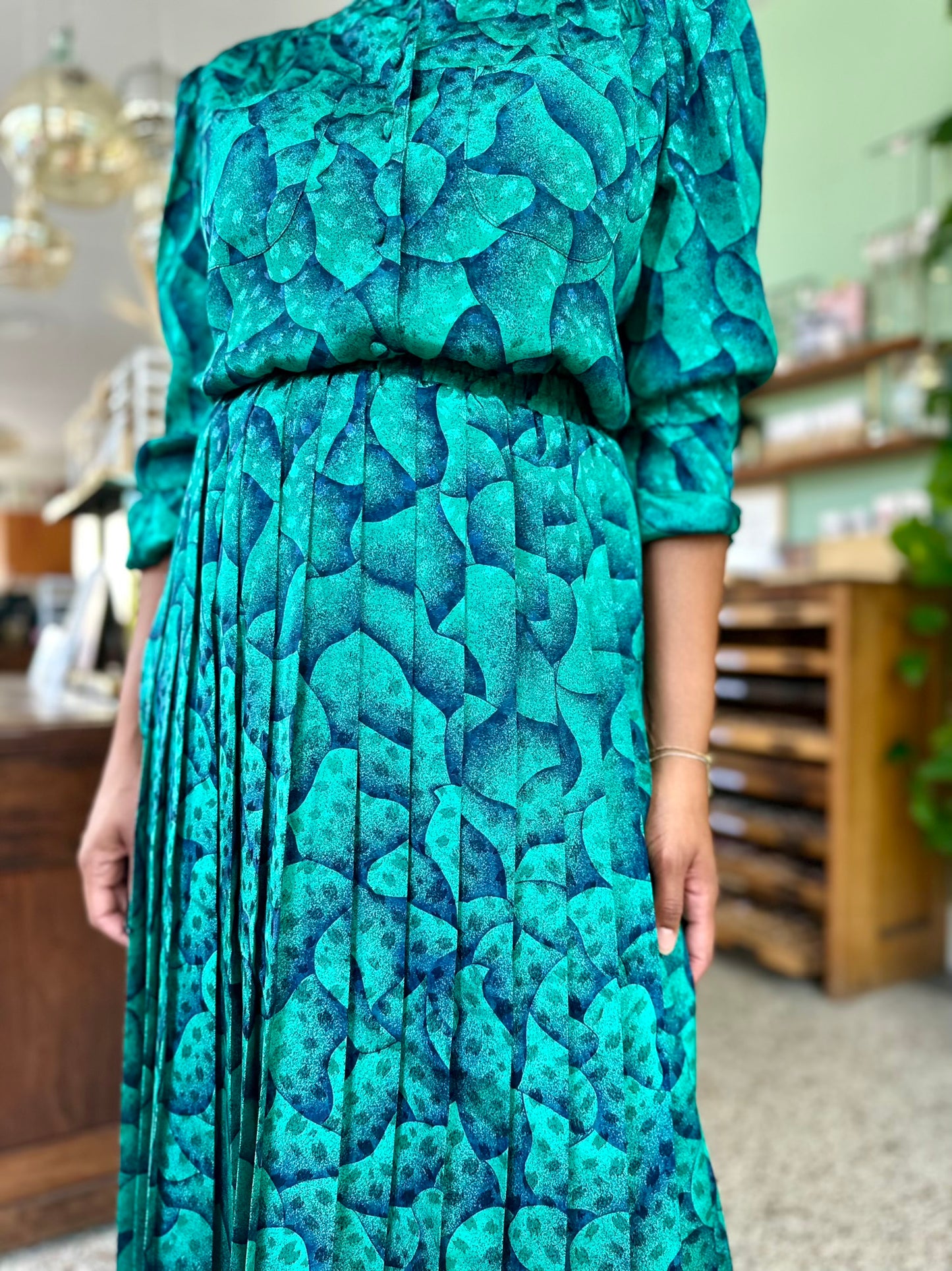 Close up van de glanzende stof met subtiele polkadot print