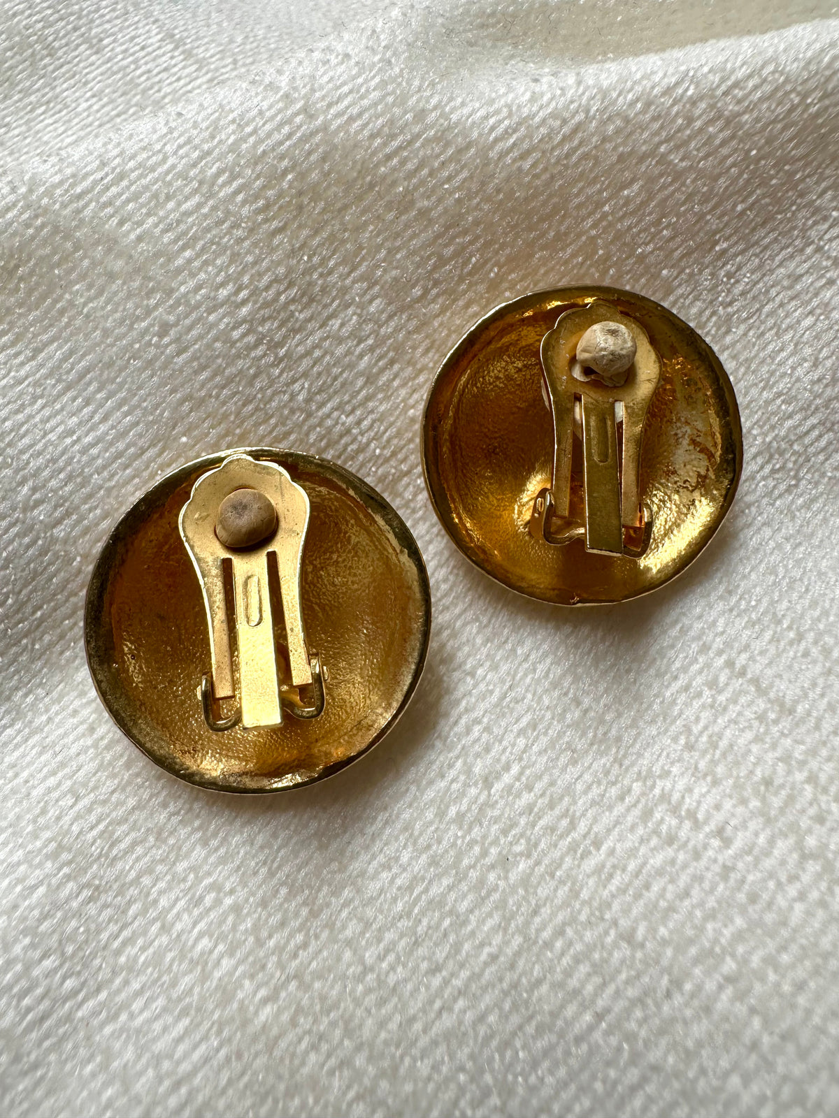 Vintage vergulde ronde clip-oorbellen met relief