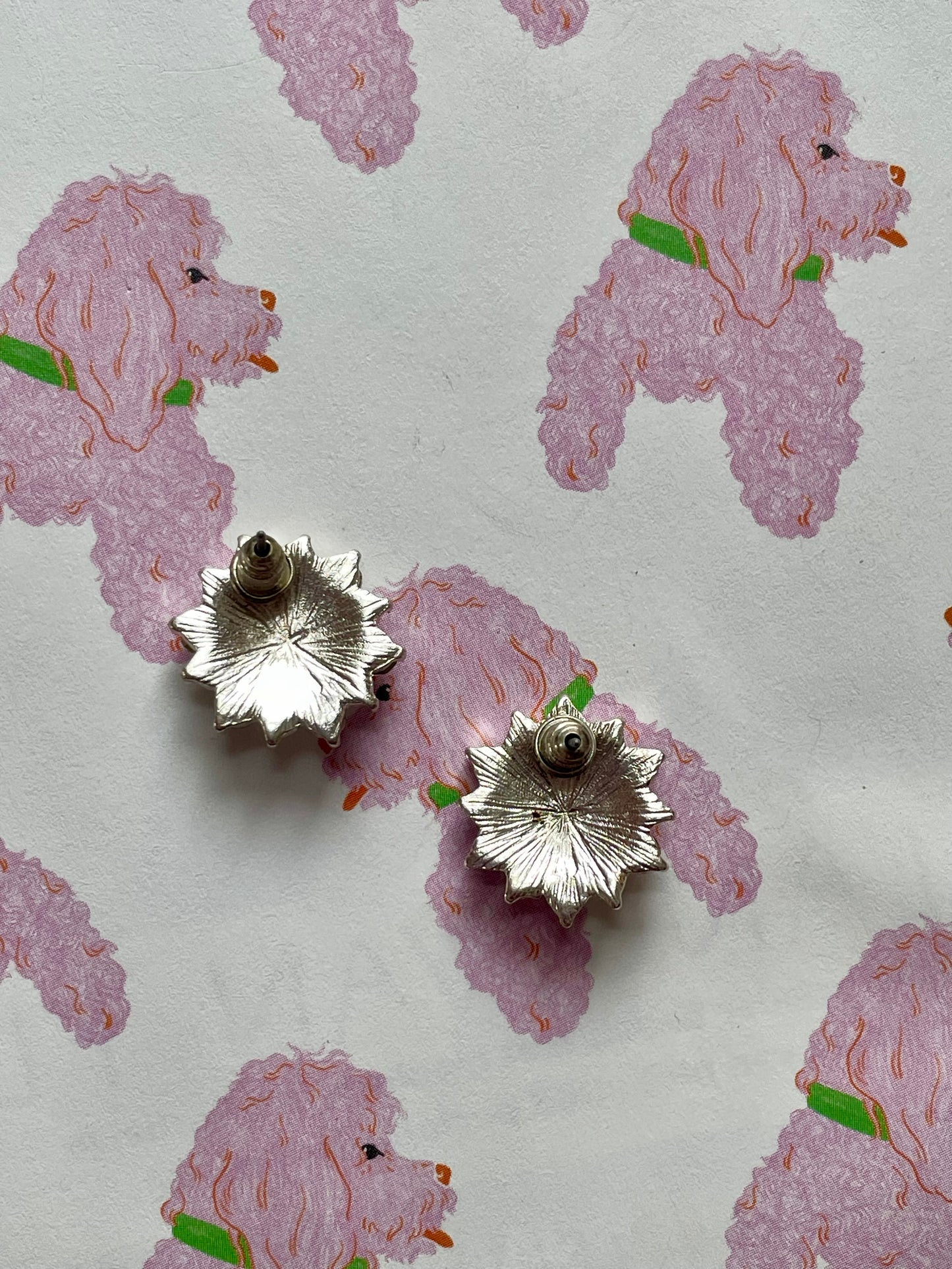 Bloemvormige oorbel met faux parel en strass