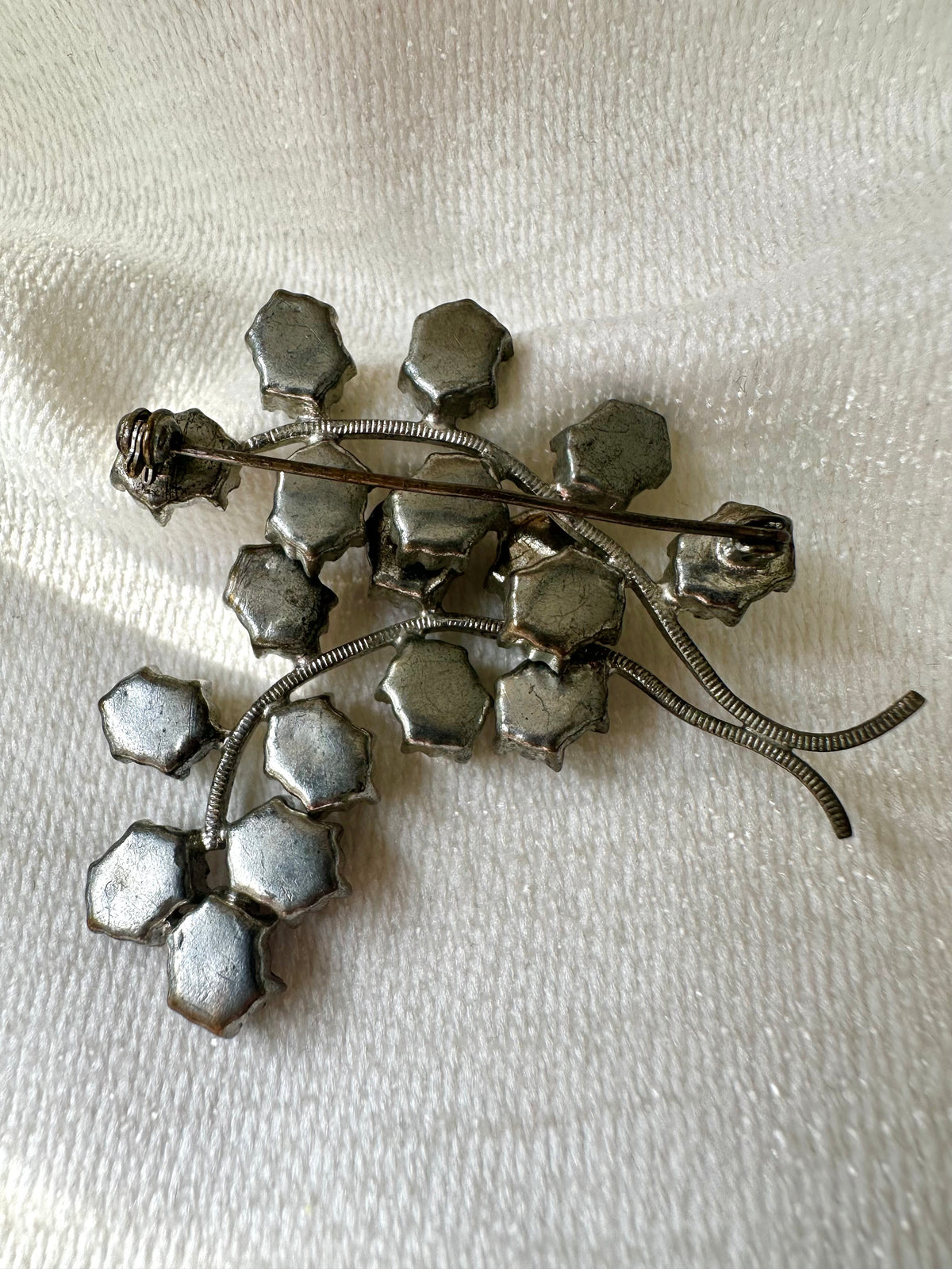 Vintage zilverkleurige bloemen broche uit de 50's