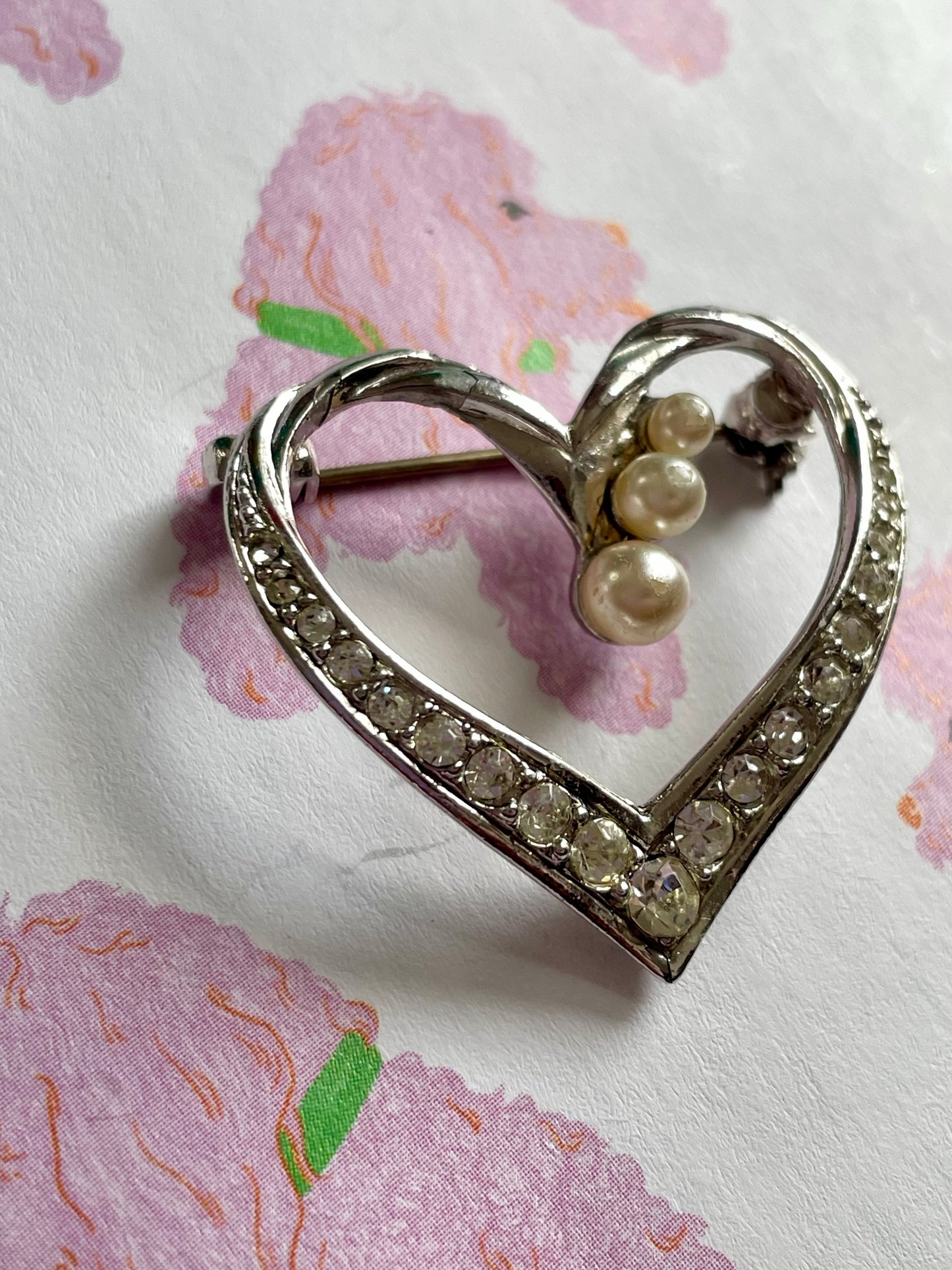 Faux parel hartjes broche