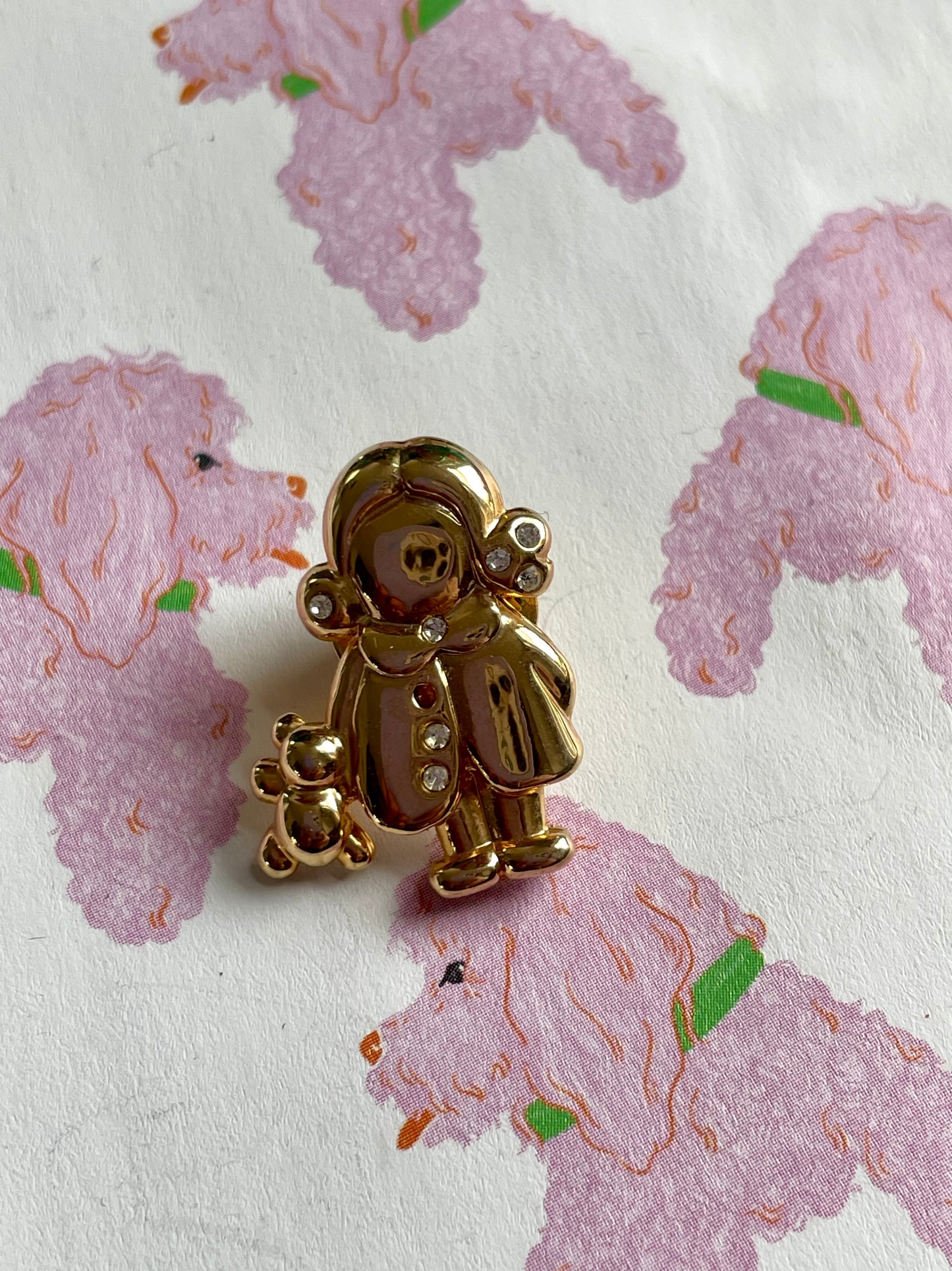 Vintage pin meisje met beer