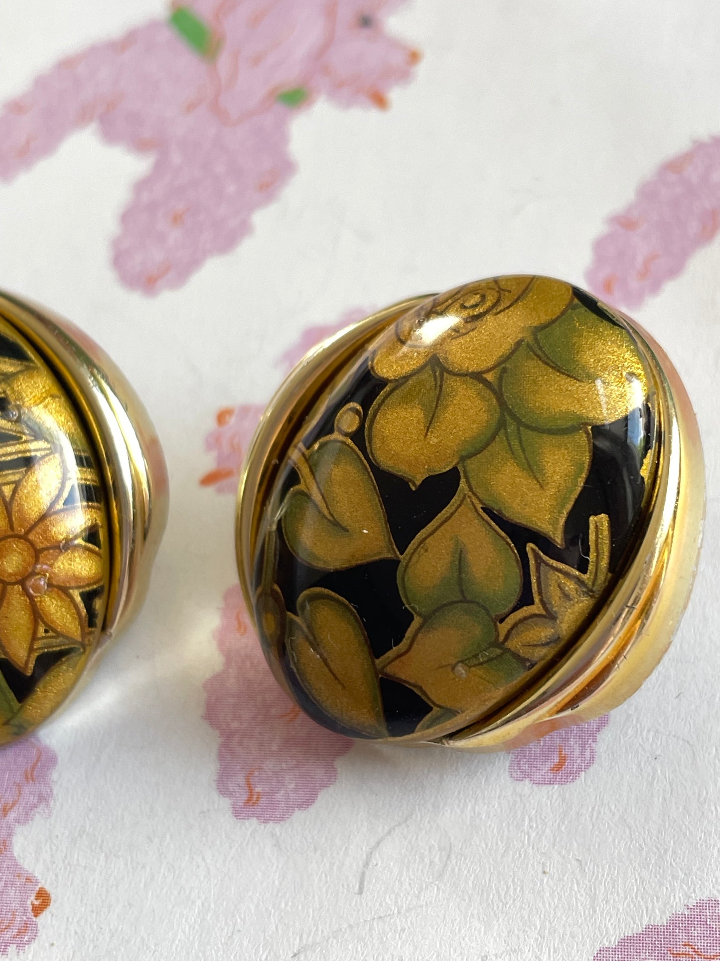 Zwarte oorbellen met gouden bloemenprint