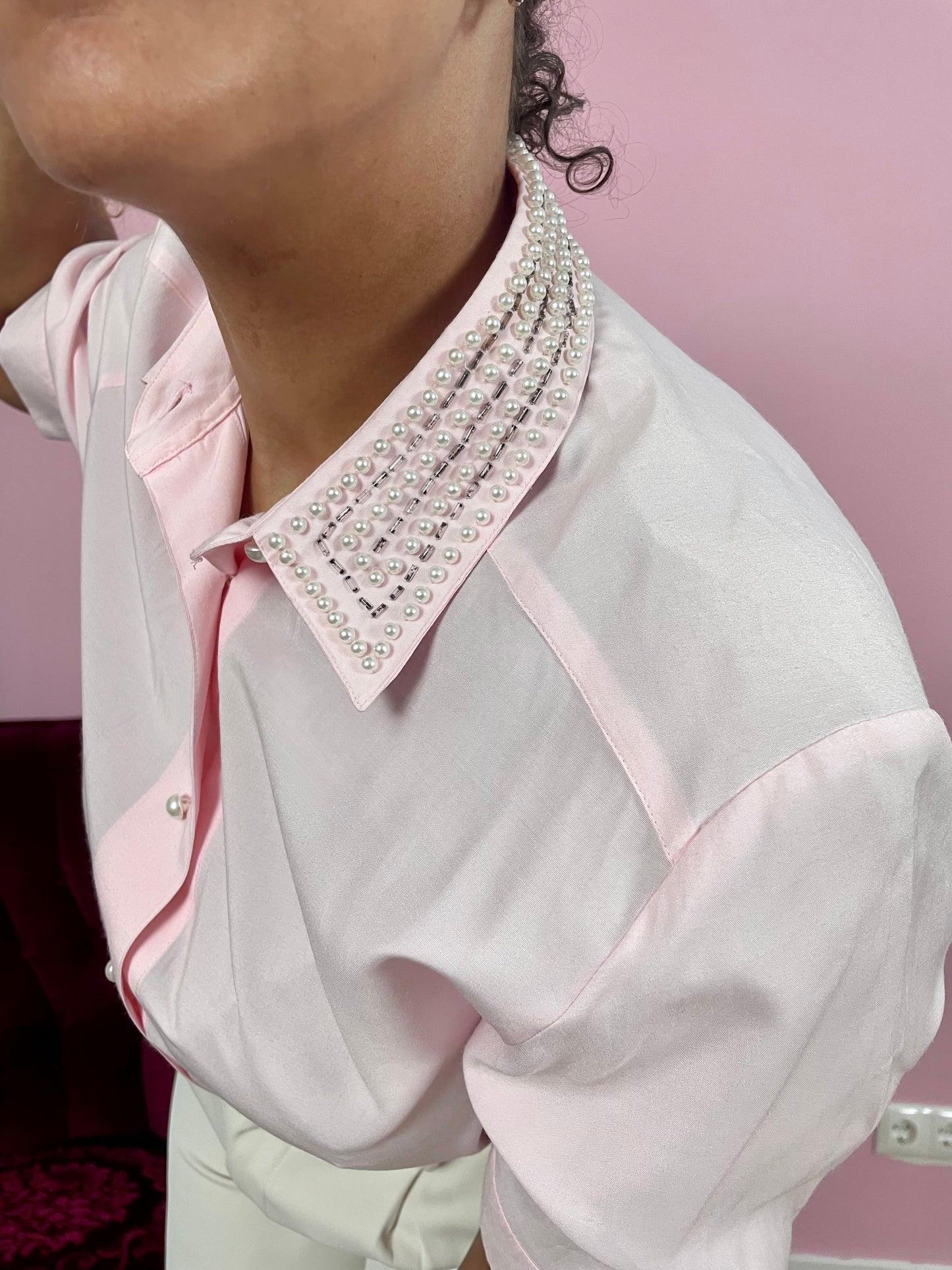Vintage pastelroze blouse met parelkraag
