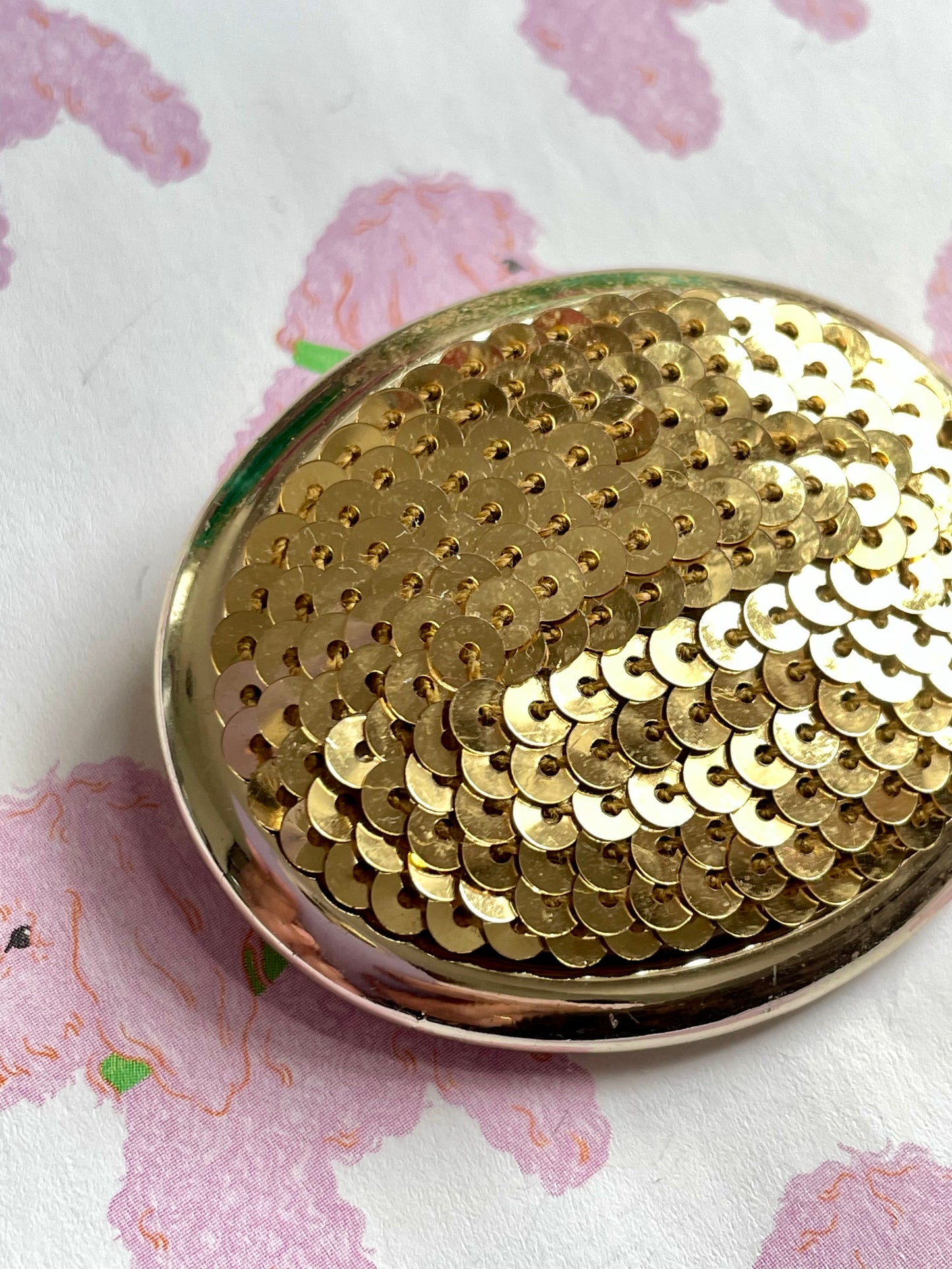 Gouden pailetten broche