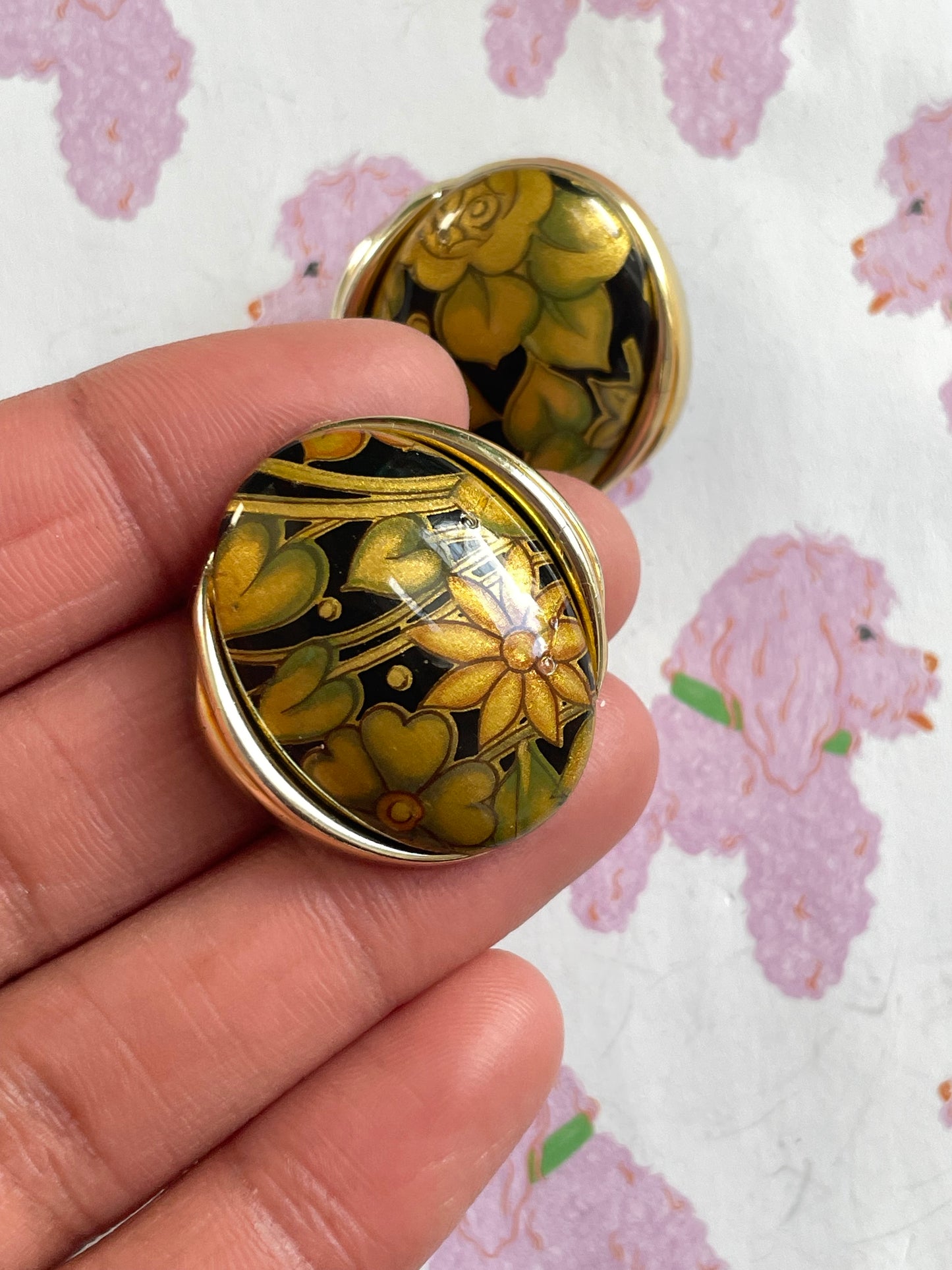 Zwarte oorbellen met gouden bloemenprint