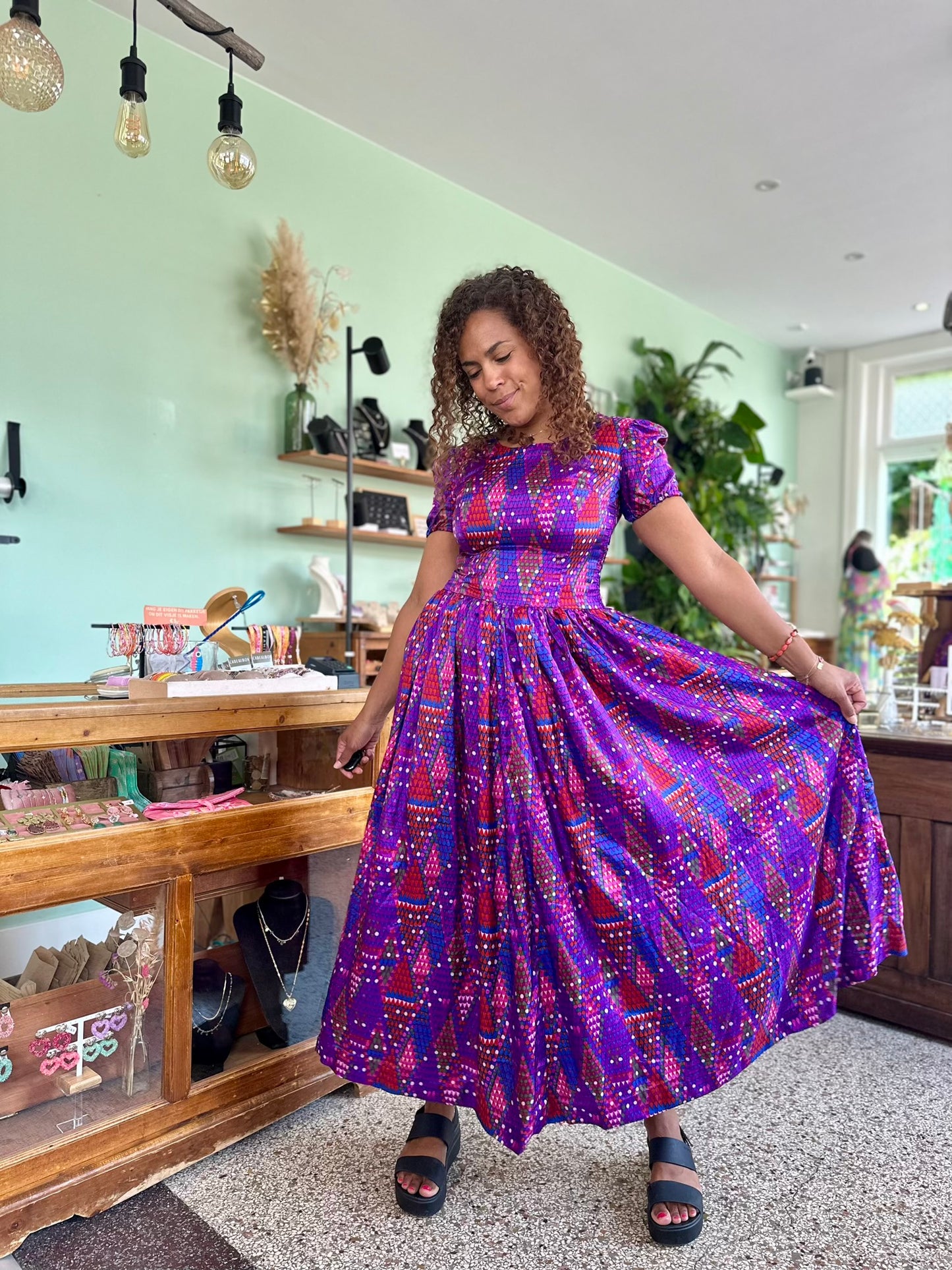 Vintage maxi-jurk uit jaren zeventig met pofmouwen in paars met roze en rode bloemenprint