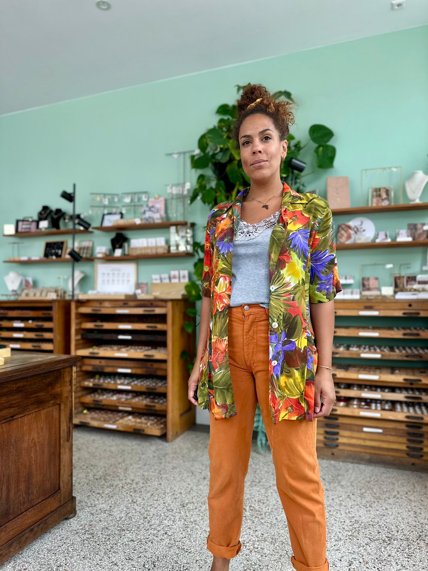 Vintage semi transparante blouse in olijfgroen met fel gekleurde bloemen