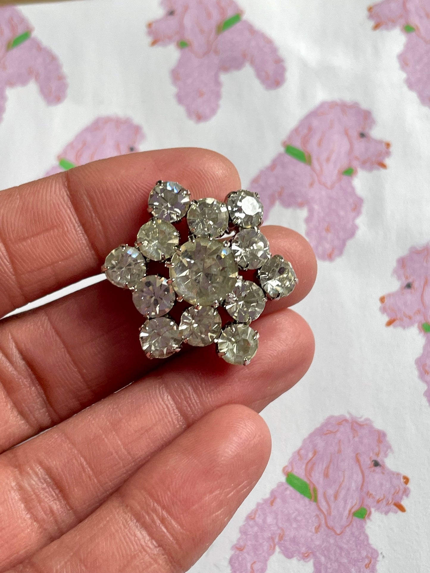 Bloemvormige strass broche