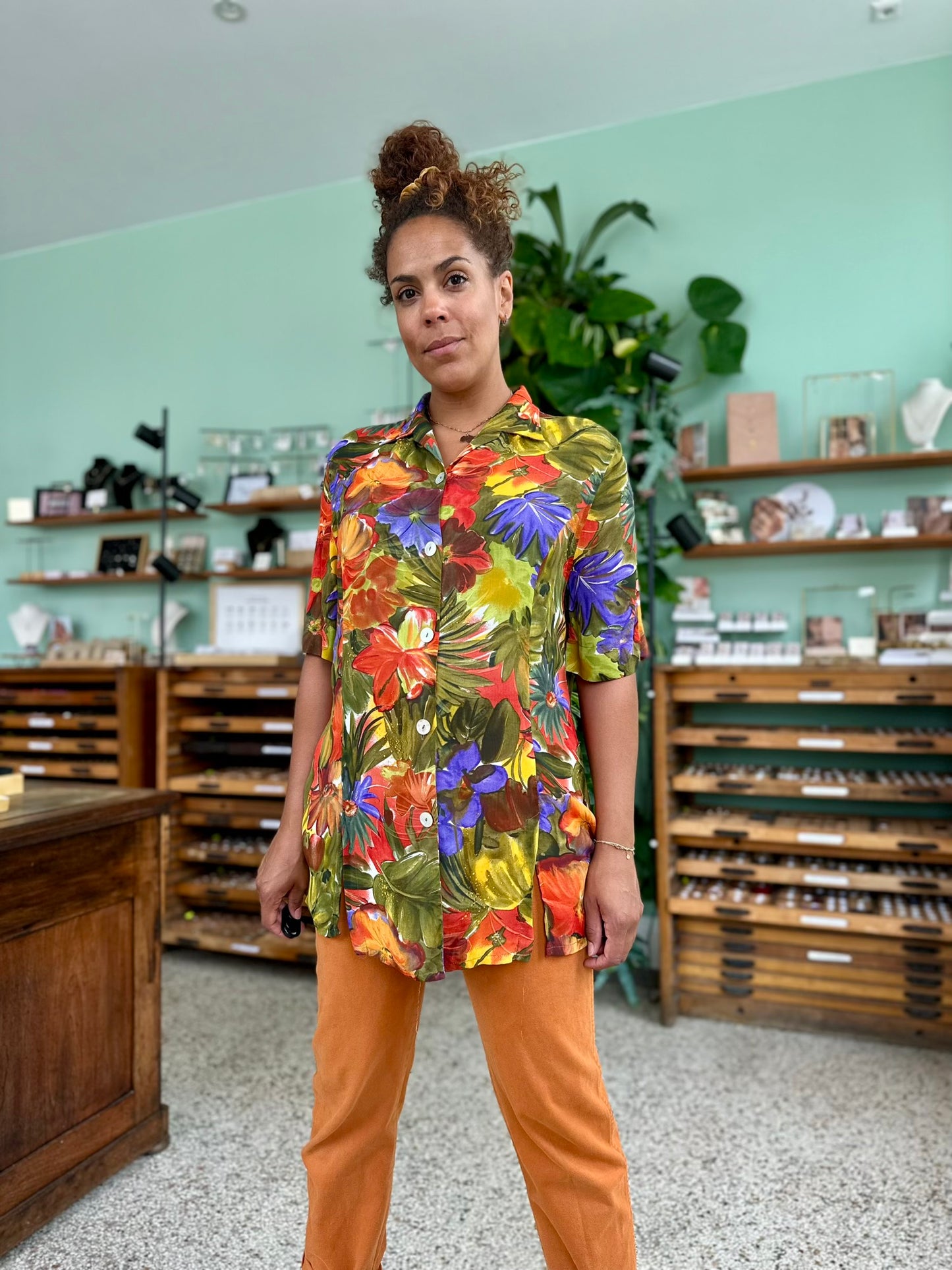 Vintage bloemen blouse met parelmoer knoopjes