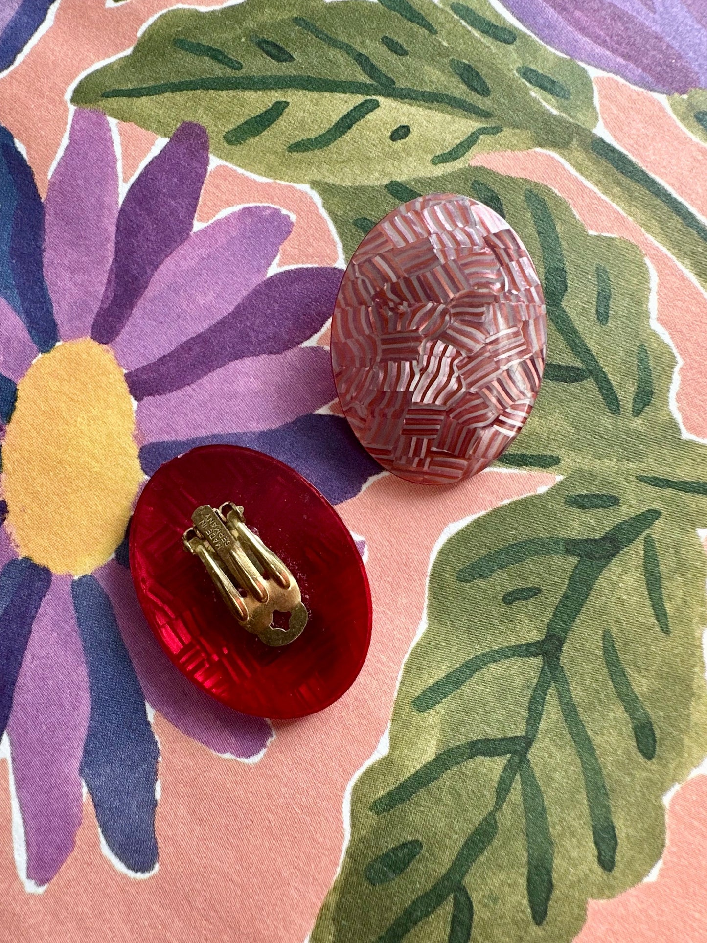 Vintage ovalen oorbellen met 3D effect