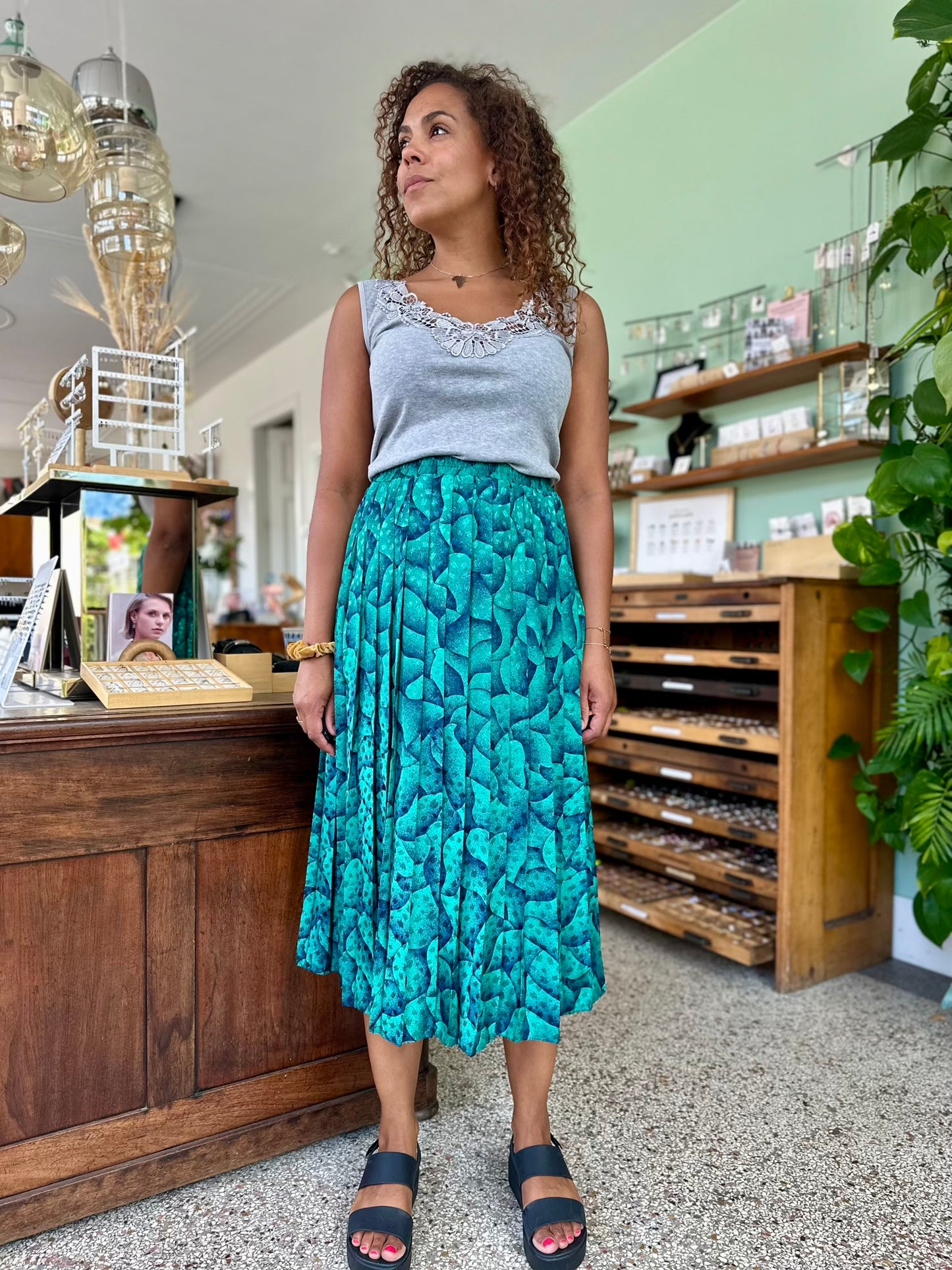 Model showt de plooirok met een basic top