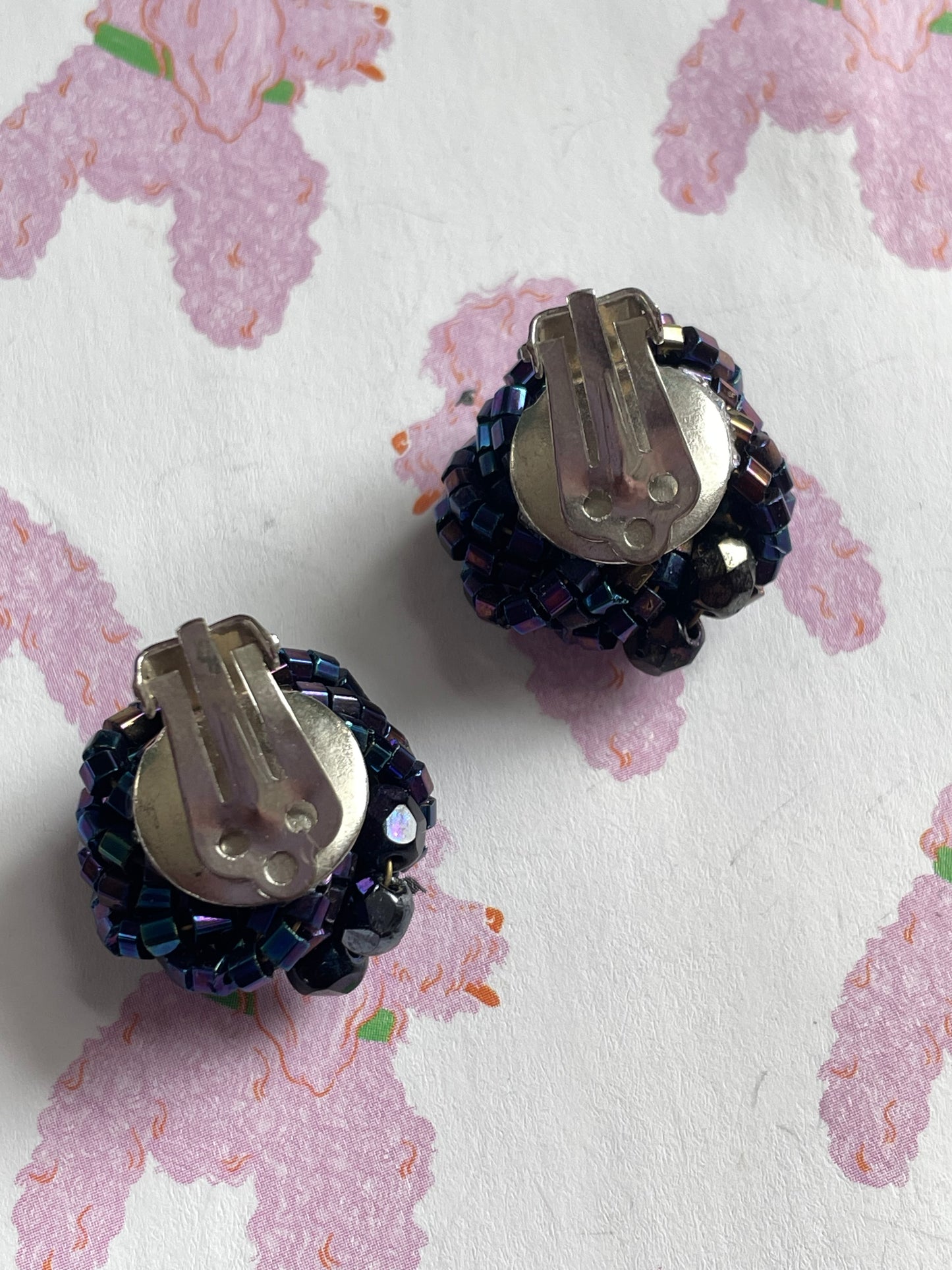 Vintage beaded clip-oorbellen iriserend zwart