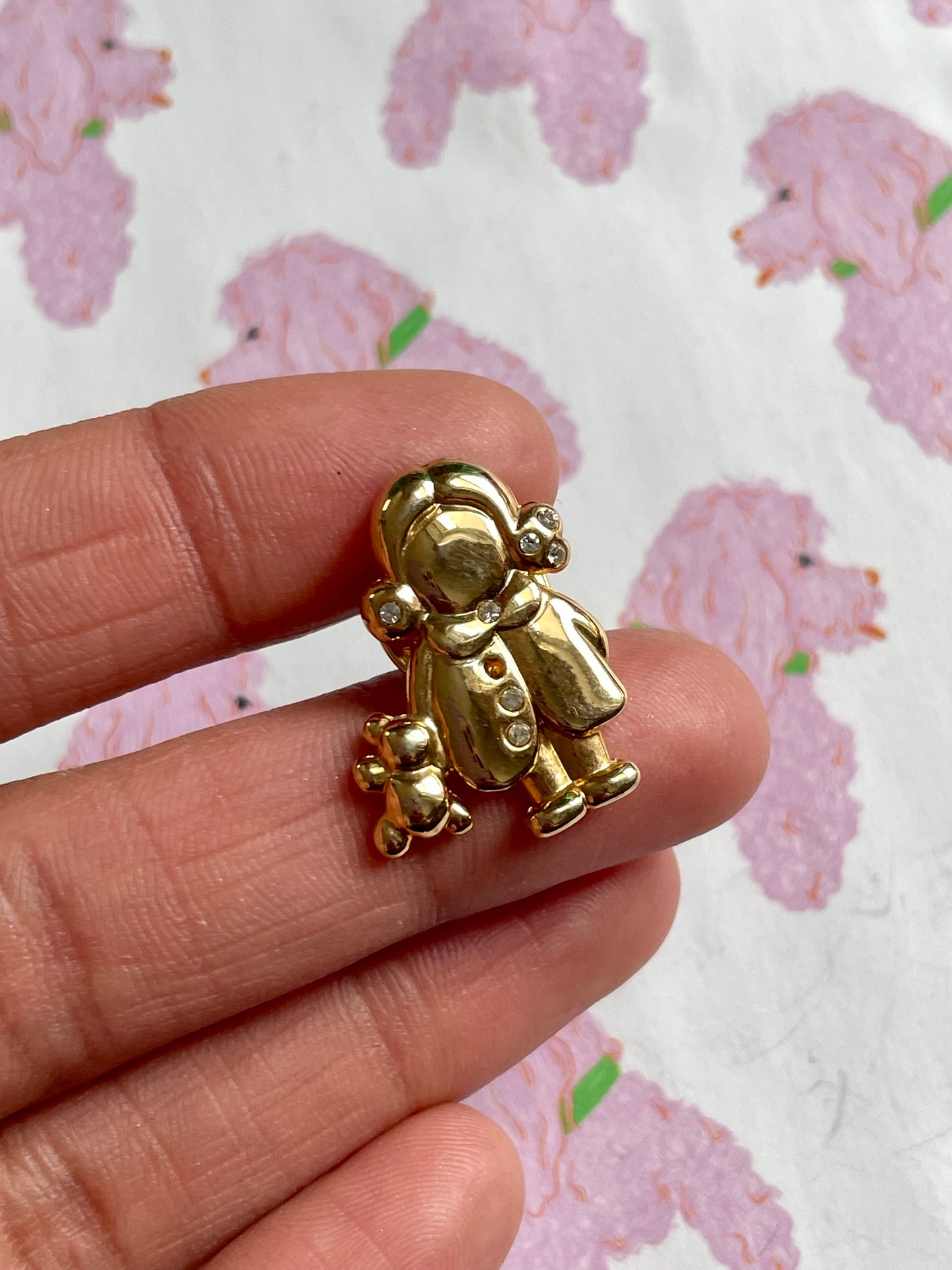 Vintage pin meisje met beer