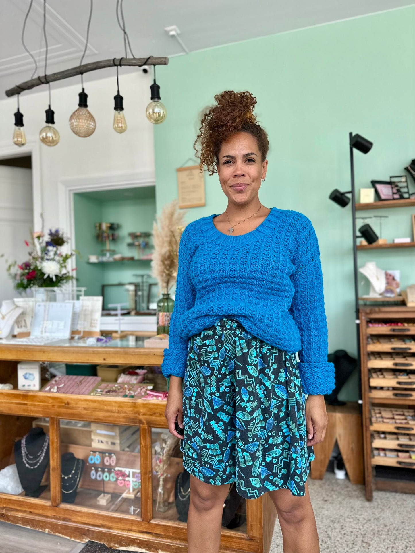 Vintage handgebreide trui in knalblauw met extra lange mouwen