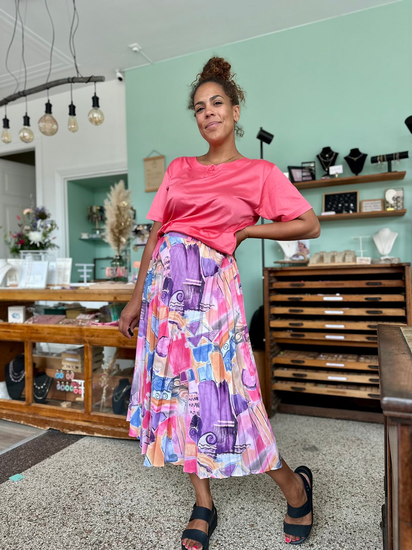 Jaren tachtig midellange rok met plooien en paars- en roze tinten