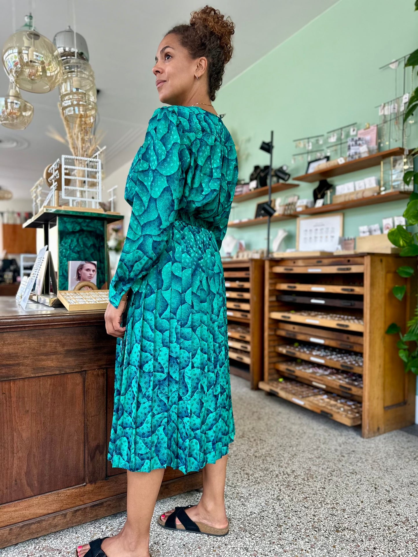 Zij-aanzicht van de jaren tachtig rok en blouse in turquoise