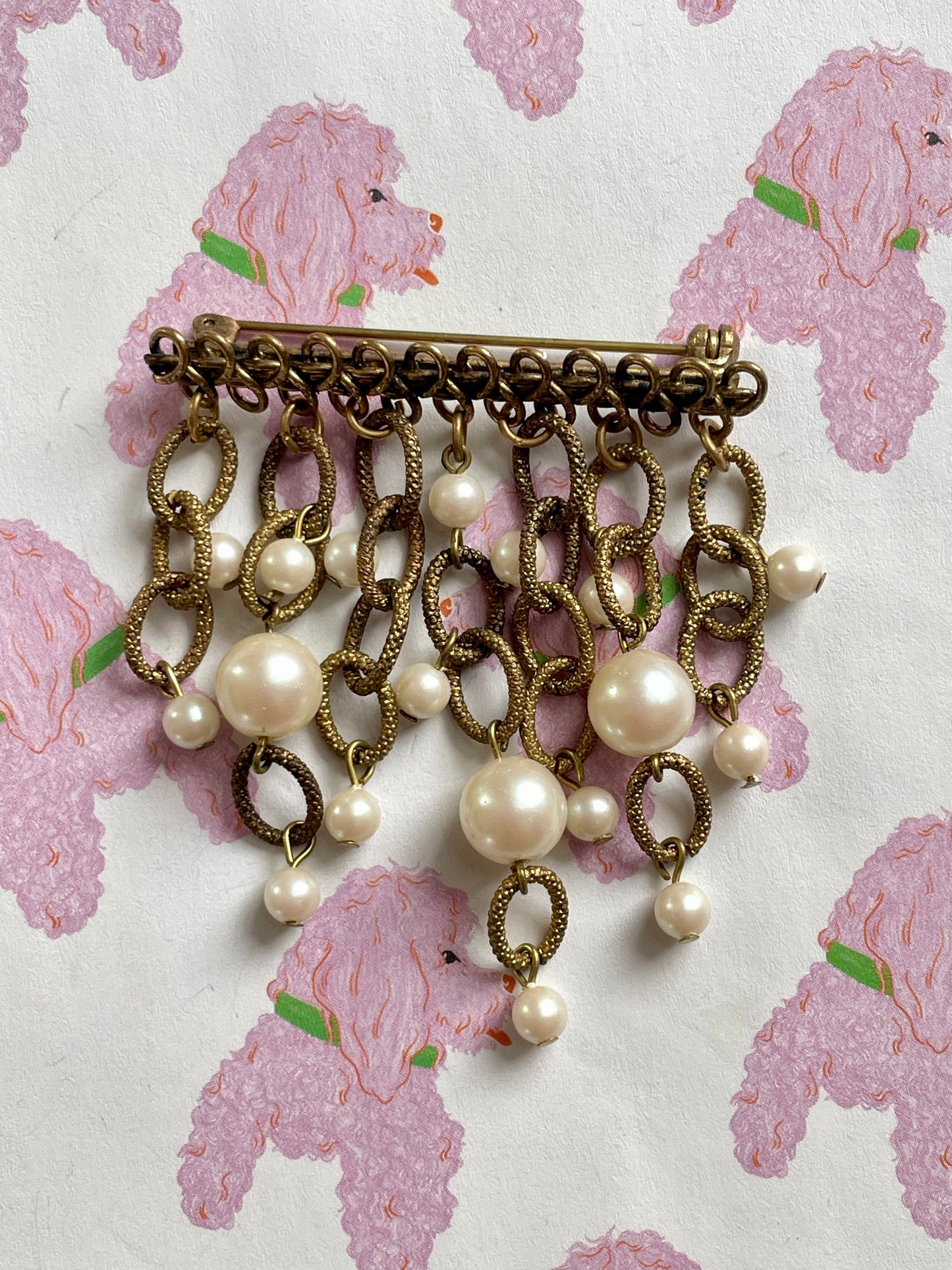 Vintage broche met hangende faux parels