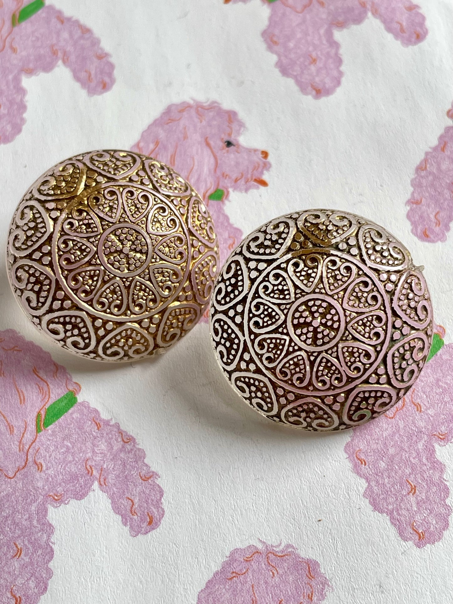 Vintage gouden epoxy oorbellen met hartjes