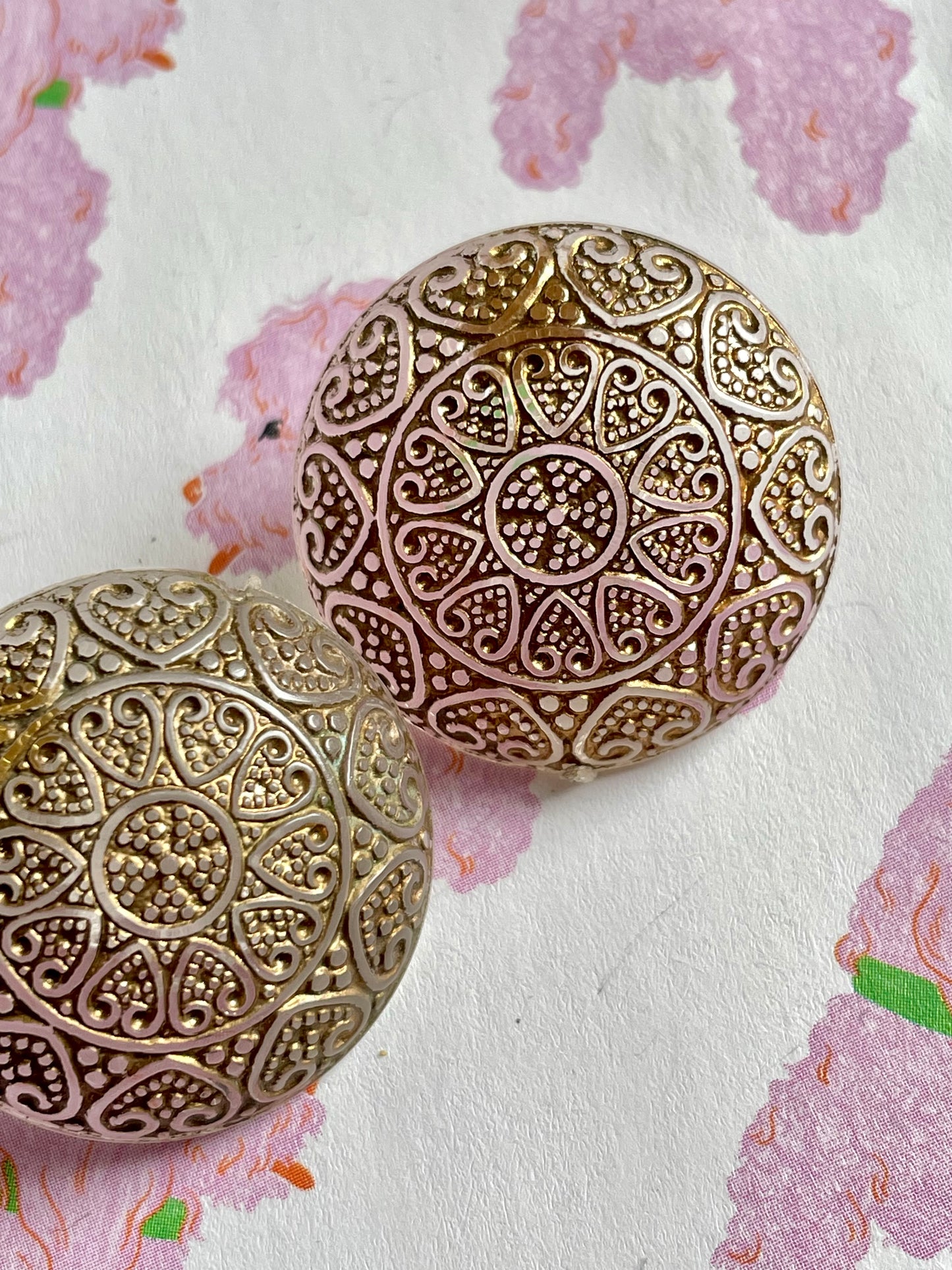 Vintage gouden epoxy oorbellen met hartjes