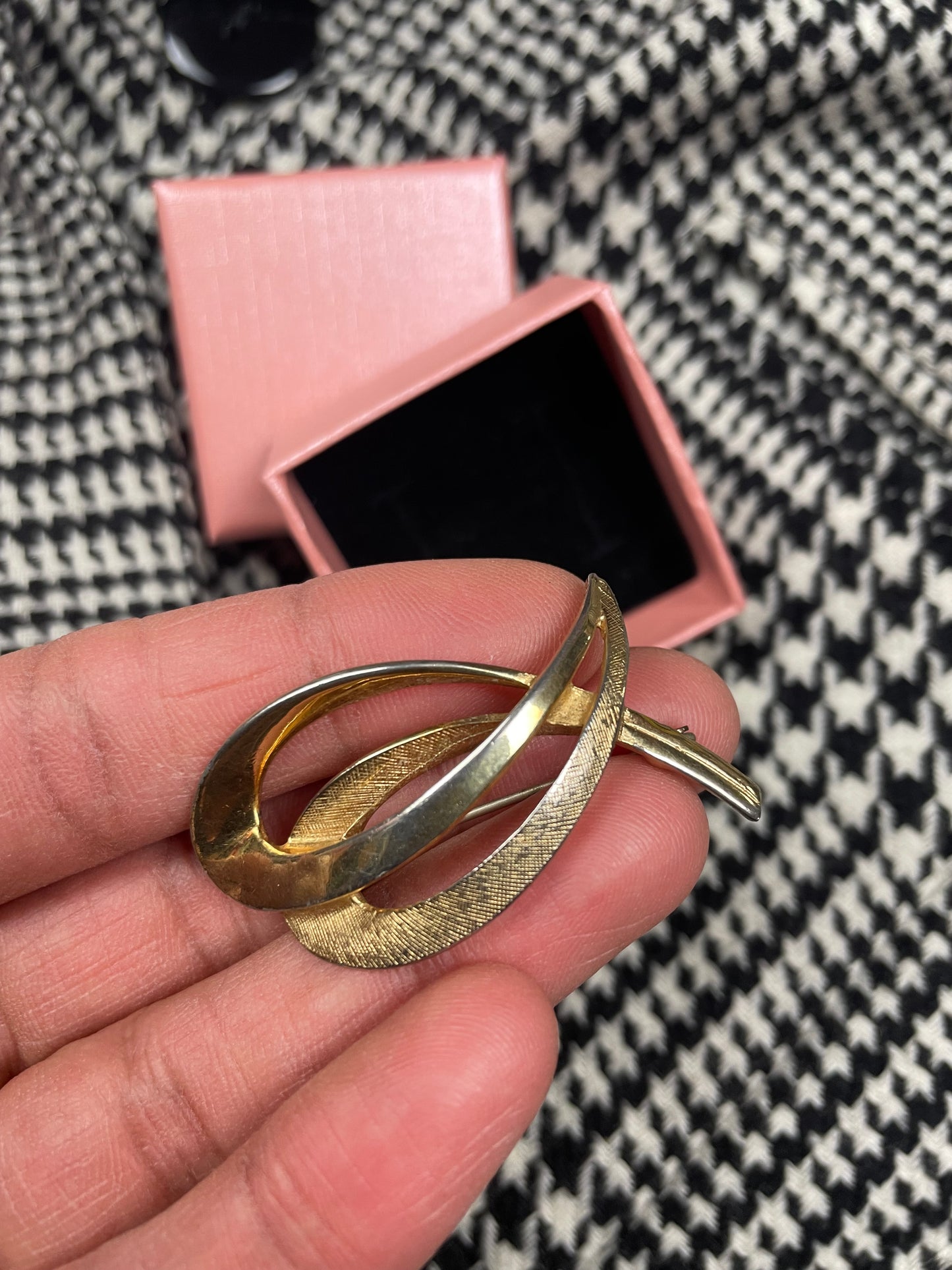 Vintage broche met abstracte krul