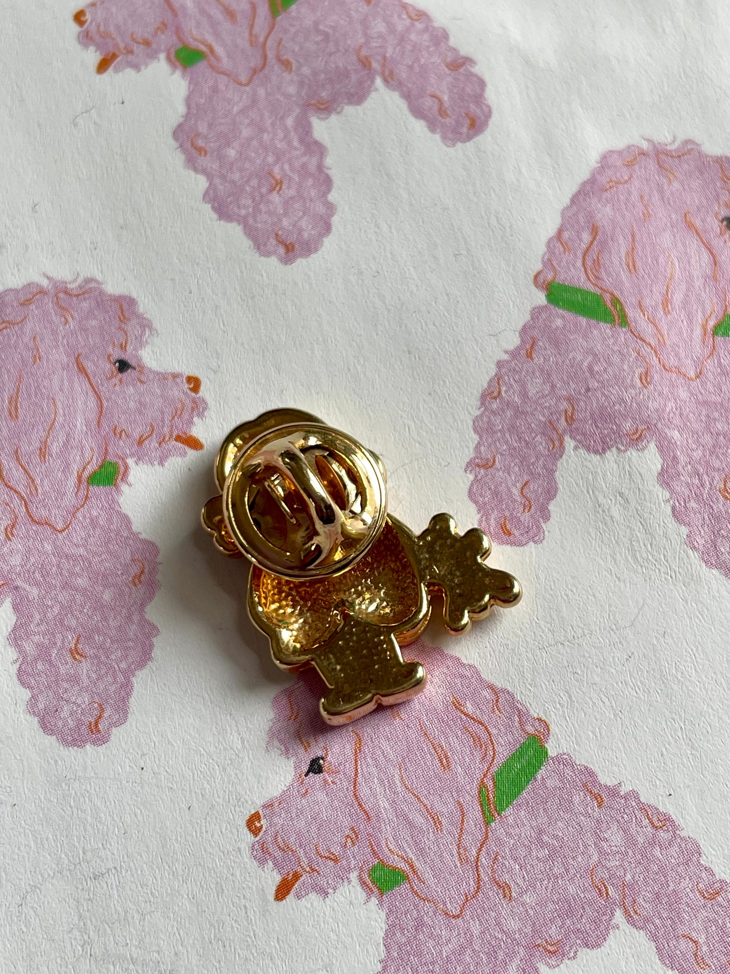 Vintage pin meisje met beer