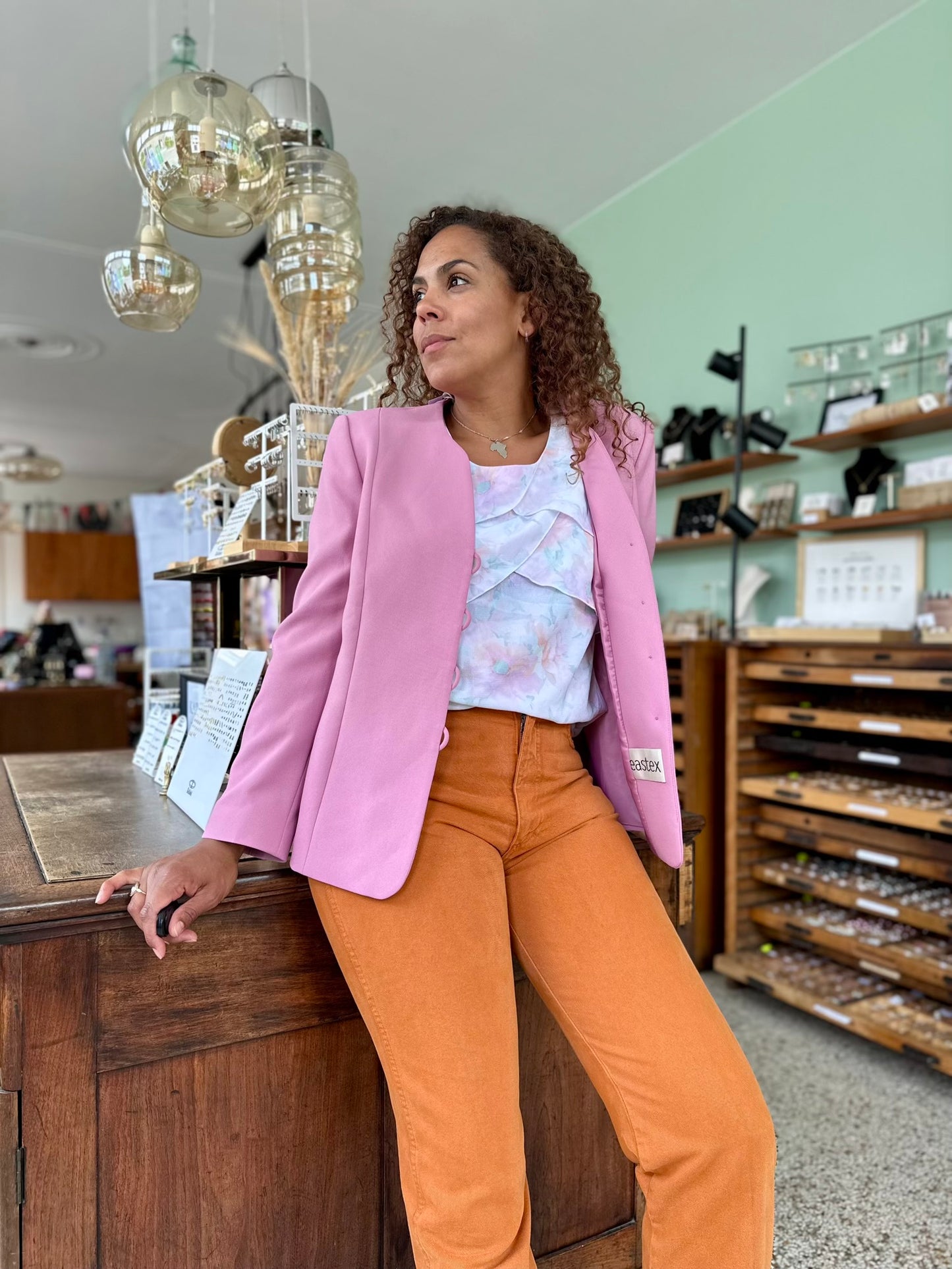 Vintage zomer blouse gecombineerd met een lichtroze blazer