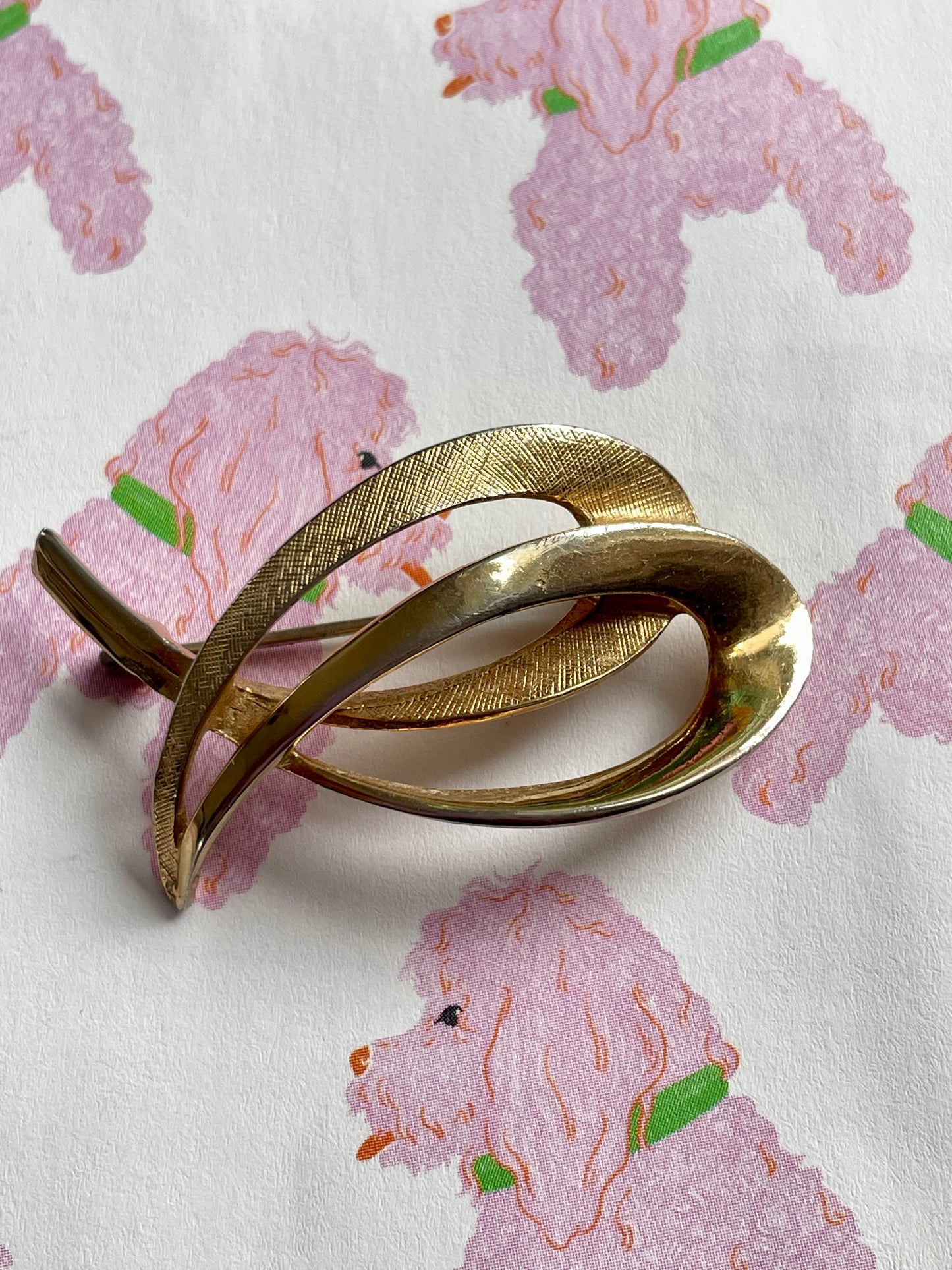 Vintage broche met abstracte krul