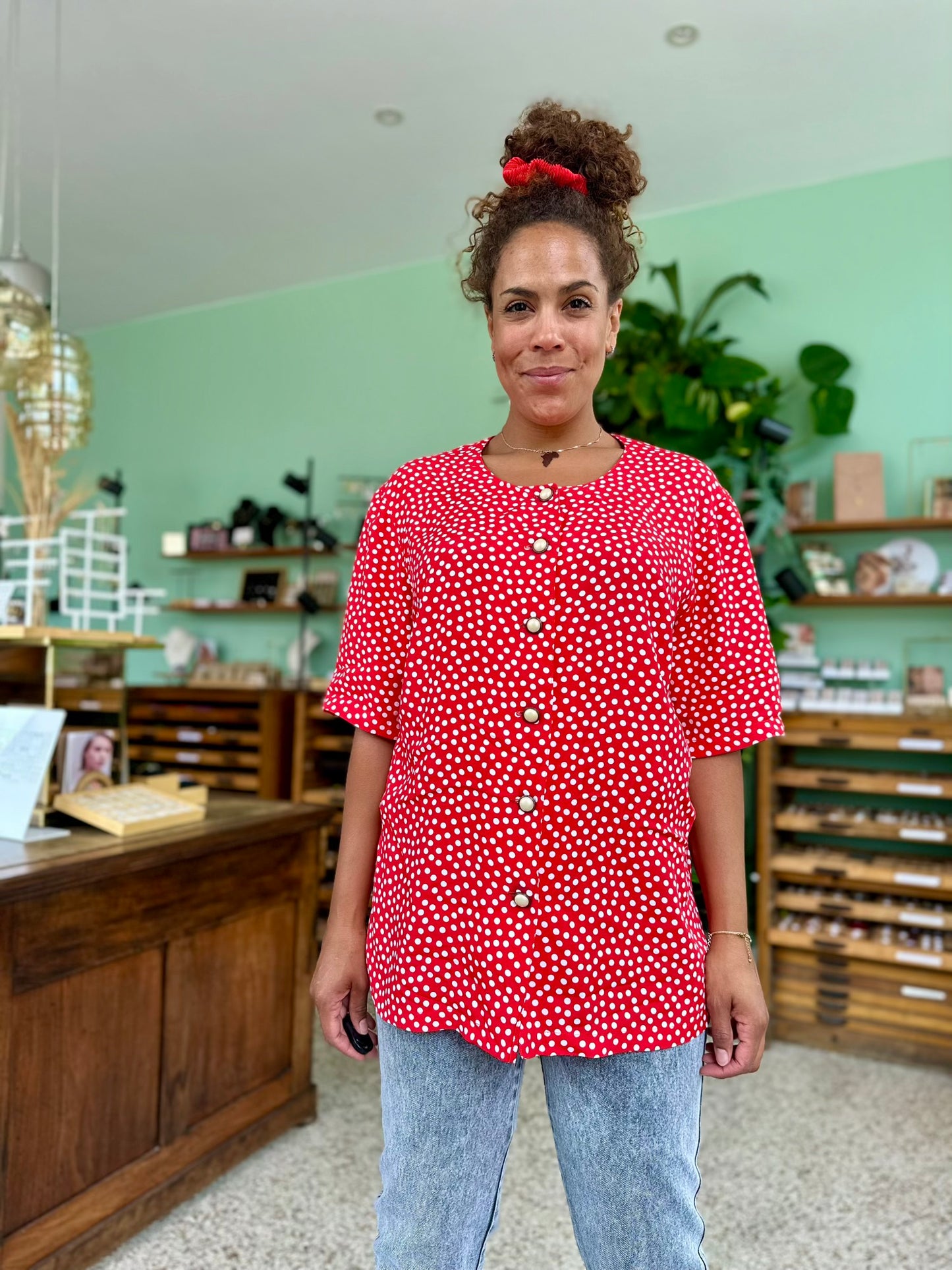 Vintage polyester polka dot print blouse met korte mouw en parelmoer knopen
