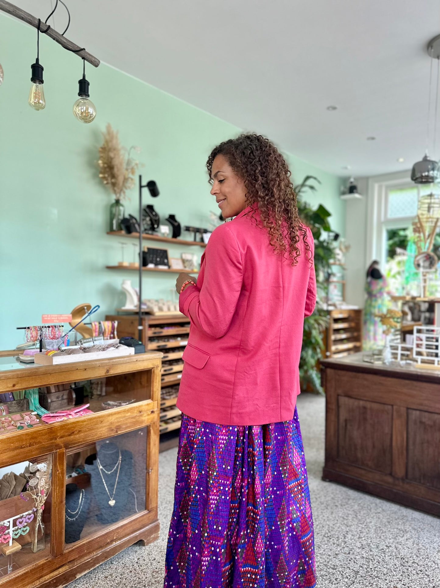 Achterkant van vintage willen blazer in fuchsia roze met klassieke pasvorm